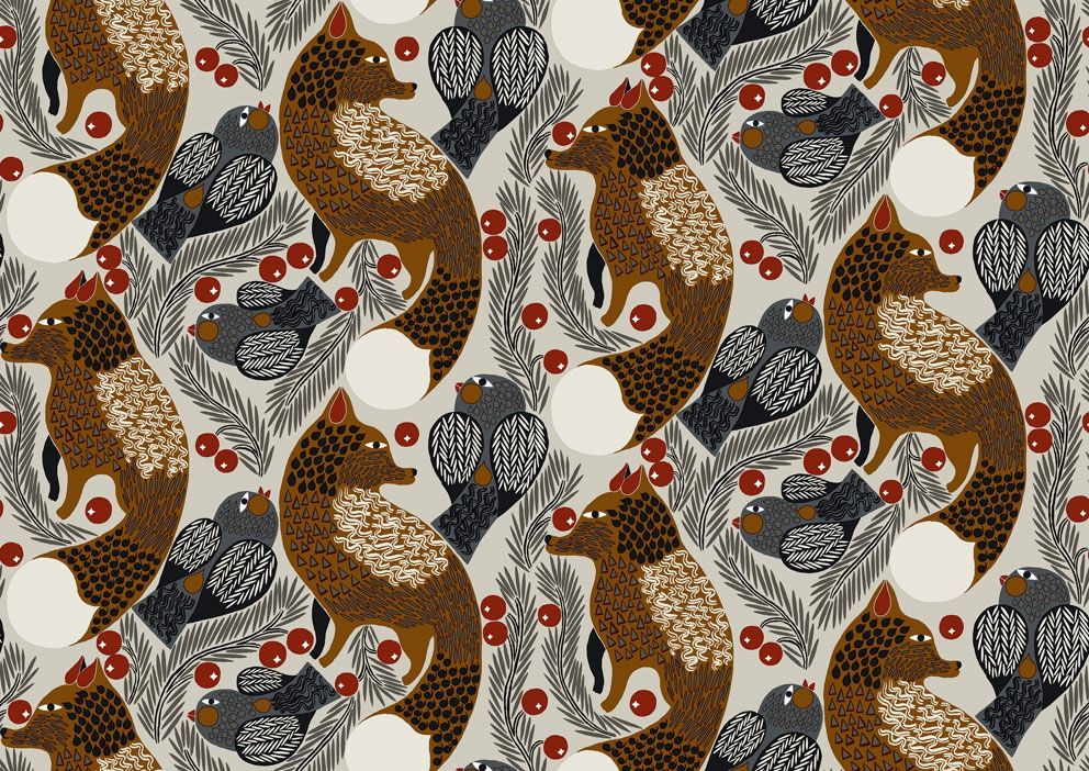 Ketunmarja tapet med djur mönster i beige. Från kollektionen Marimekko 6. Nonwoven-material med rak passning.
