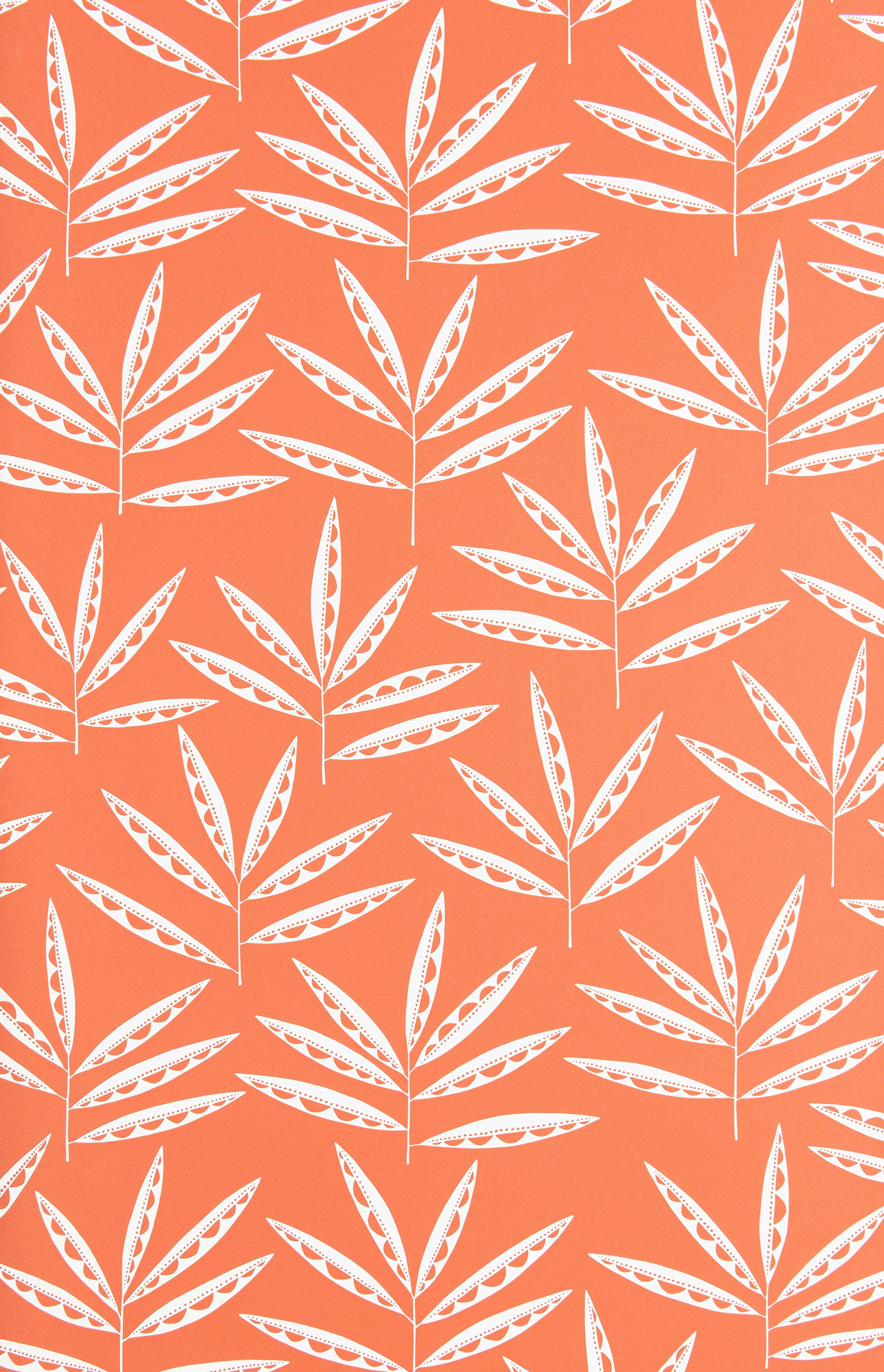 Pea Pods tapet från Midbec med botaniskt, retro mönster i orange. Från kollektionen Seven Sisters. Nonwoven-material med förskjuten passning.
