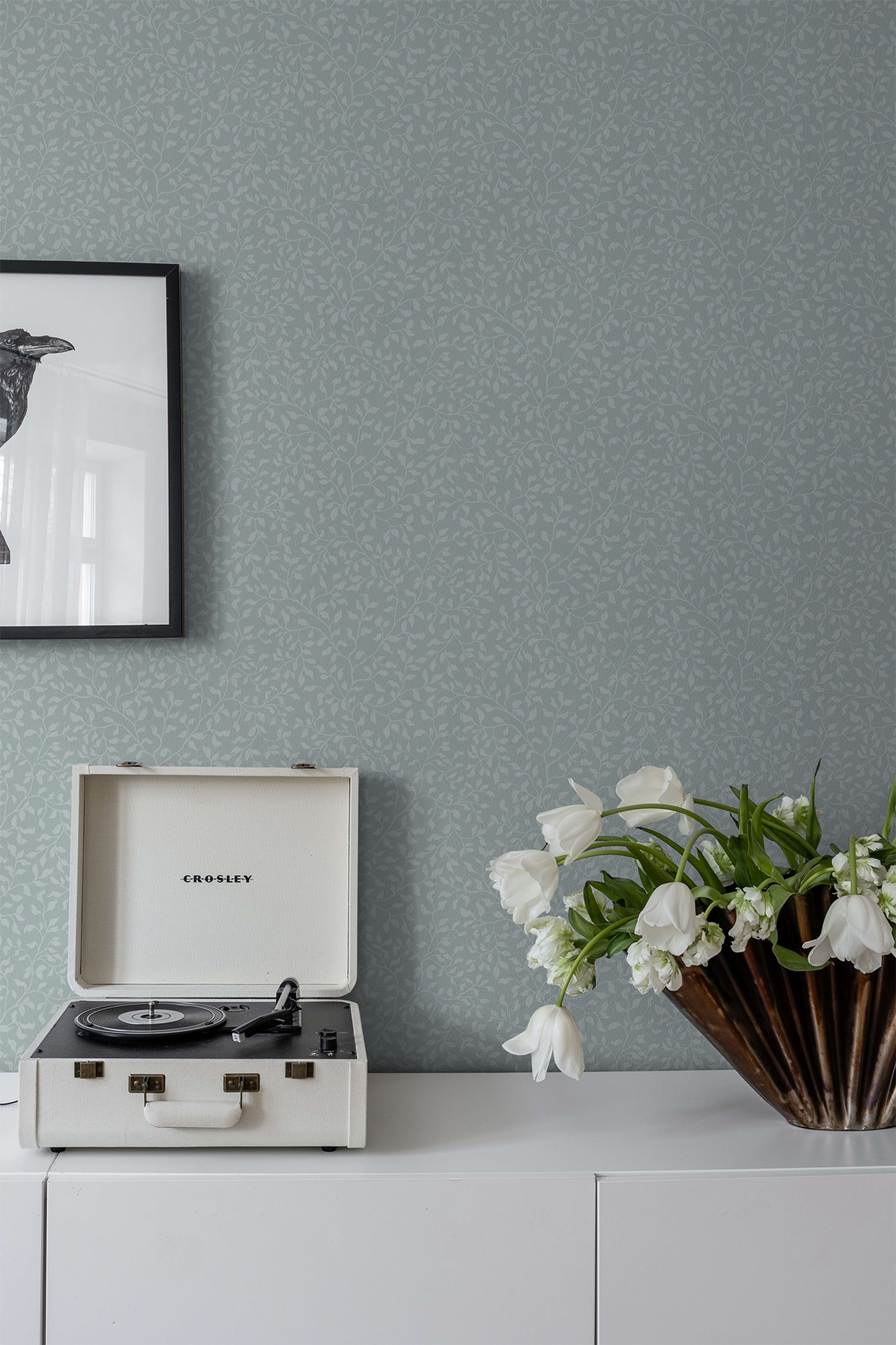 Folke Ljusblå tapet med botaniskt mönster i blå. Från kollektionen Flora. Nonwoven-material med rak passning.
