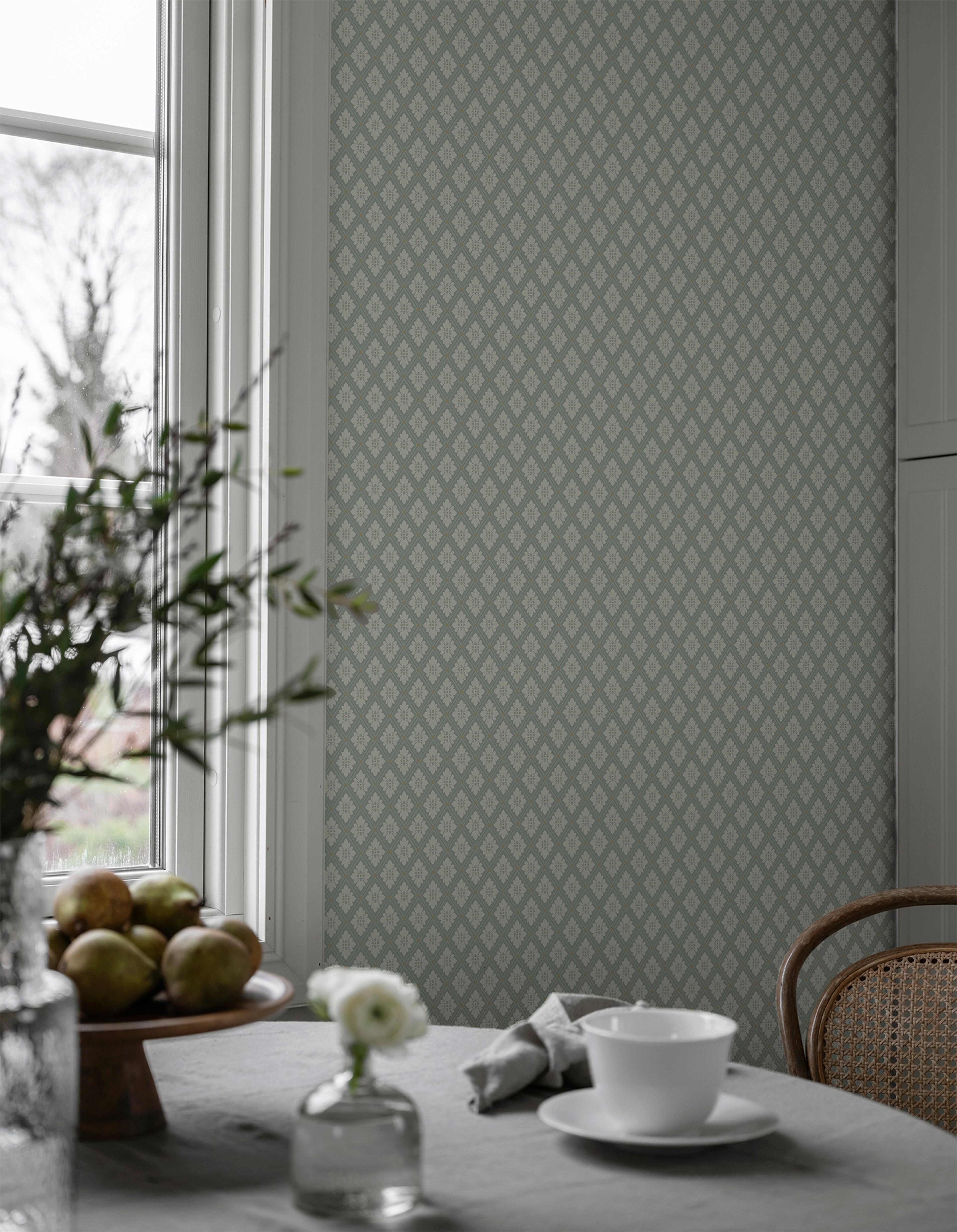 Selma Dimgrön tapet med rutigt mönster i grön. Från kollektionen Flora. Nonwoven-material med rak passning.