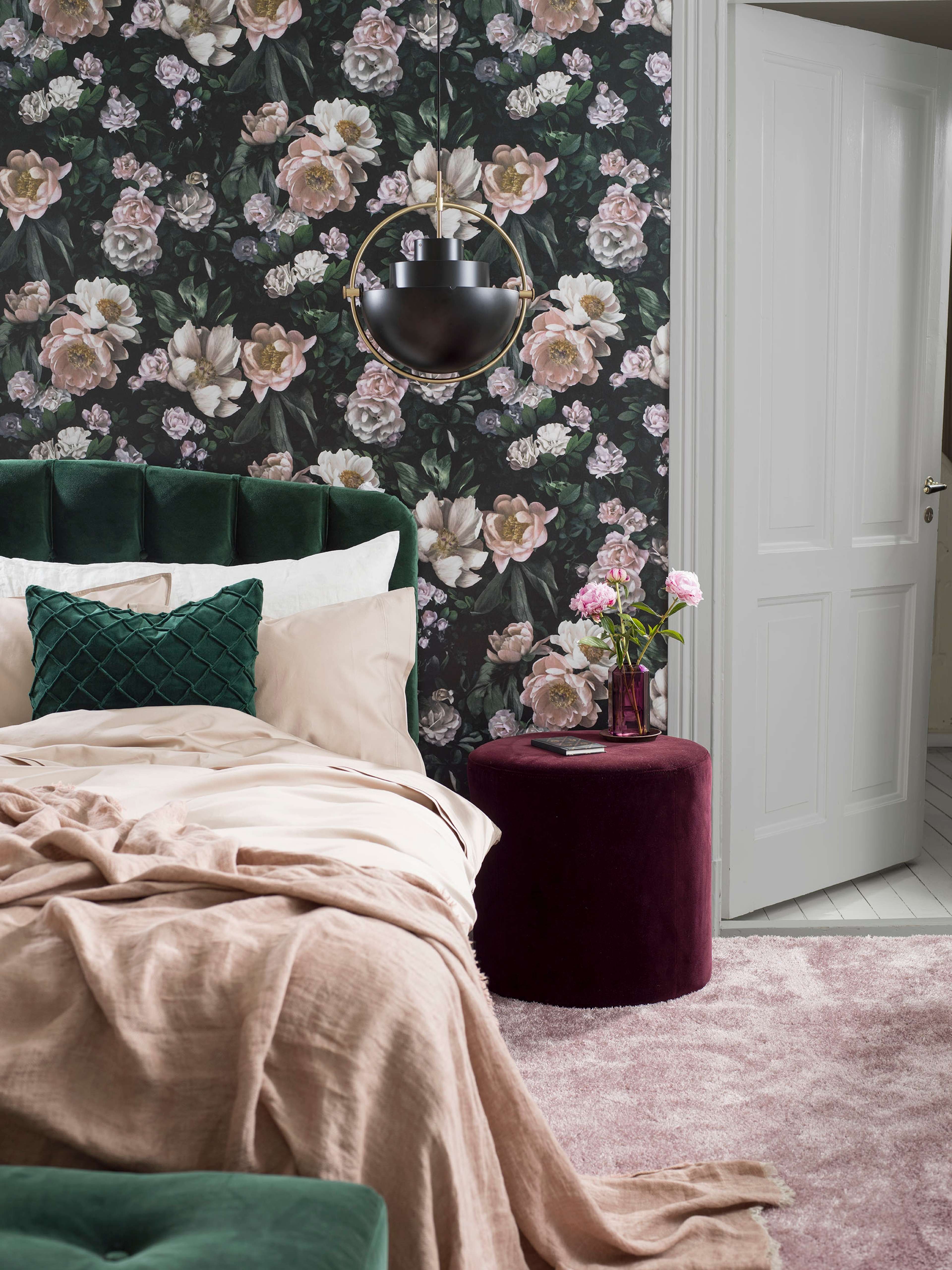 New Dawn Rose tapet från Boråstapeter med blommigt mönster i svart och rosa. Från kollektionen In Bloom. Nonwoven-material med förskjuten passning. Country, city-stil. Passar i vardagsrum, sovrum och hall.