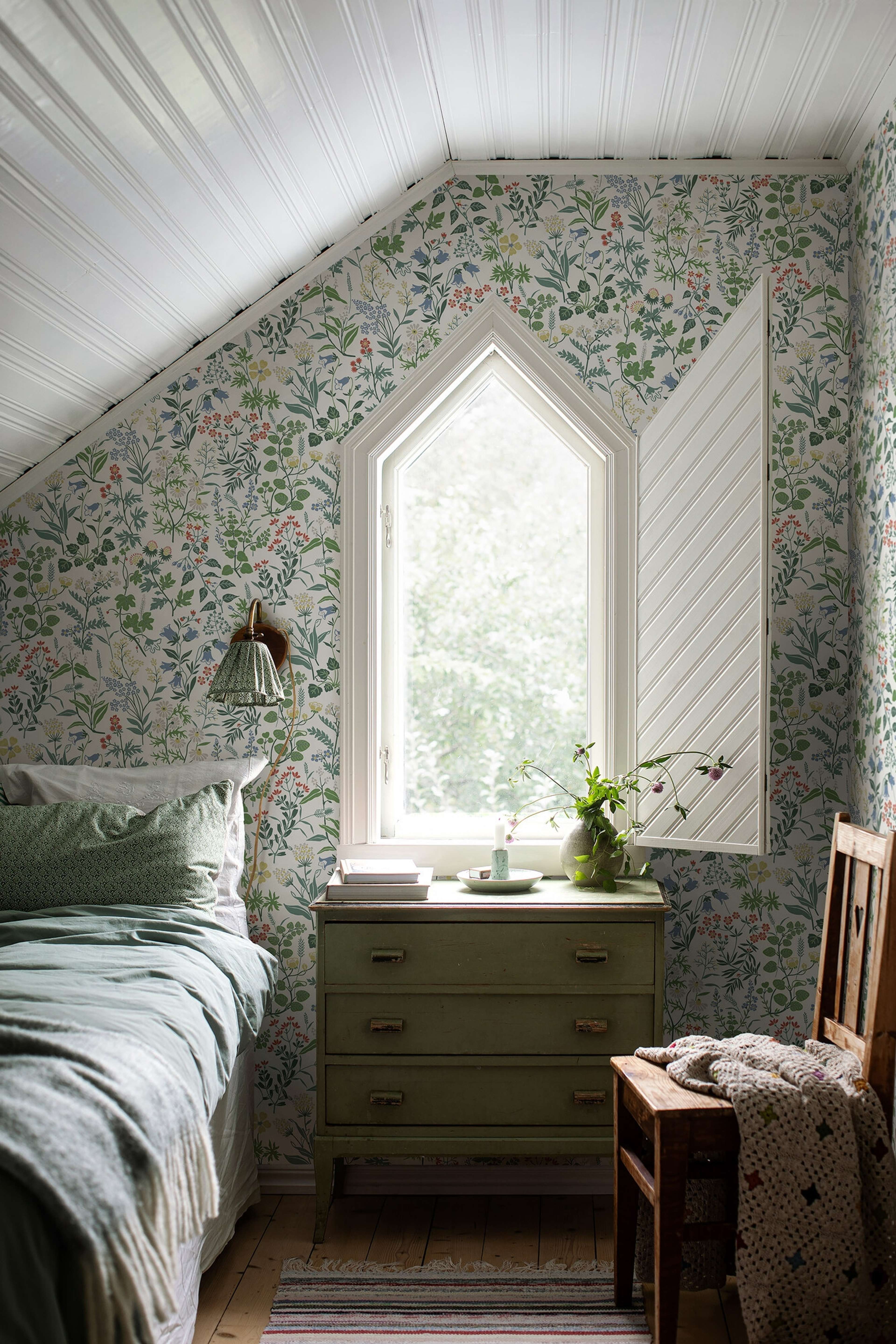 Flora tapet med blommigt mönster i vit och grön. Från kollektionen Alla Tiders Hus. Nonwoven-material med förskjuten passning. Country-stil. Passar i vardagsrum, matsal och kök.