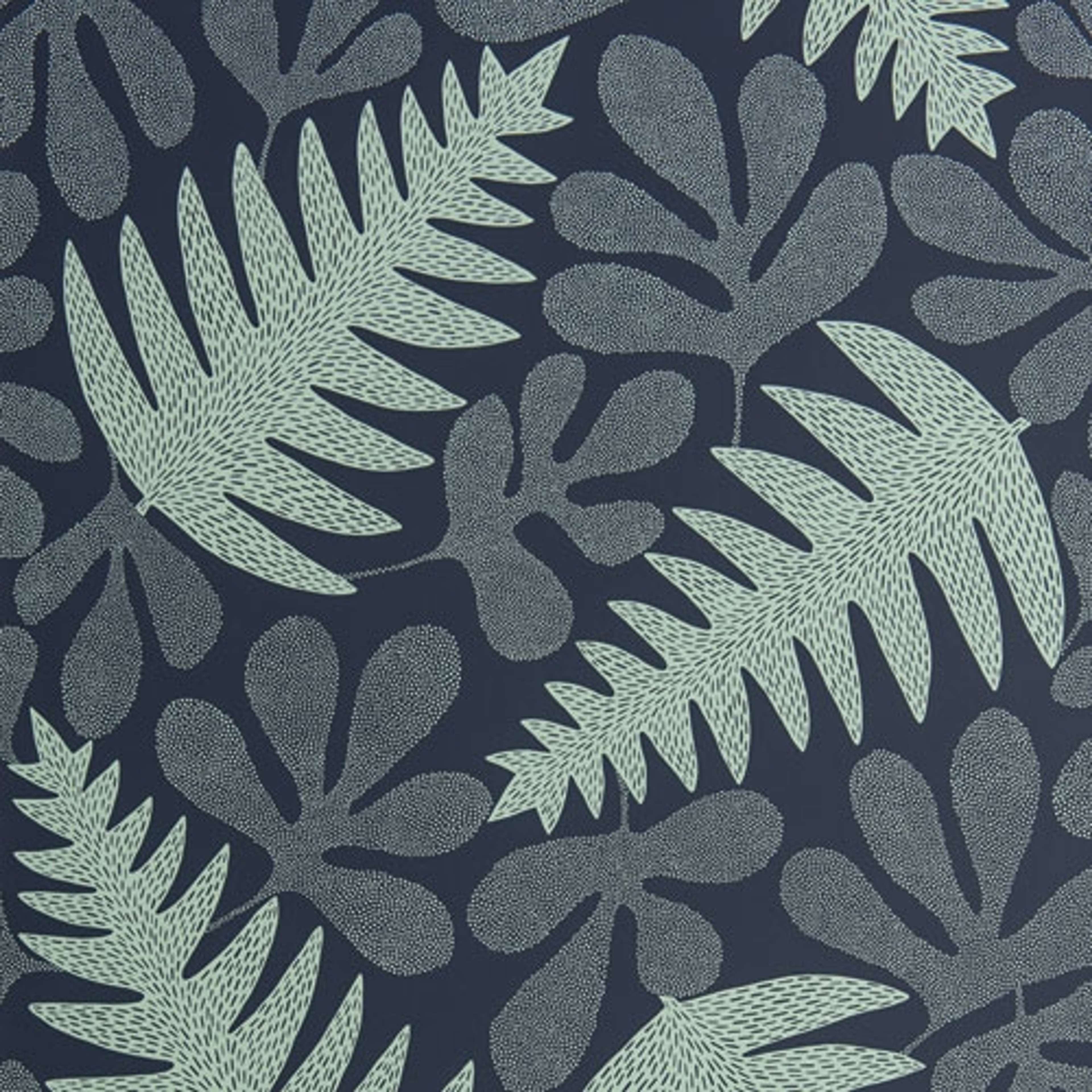 Deep Sea Atlantis tapet från Midbec med botaniskt mönster i grön. Från kollektionen Pioneer. Nonwoven-material med förskjuten passning.