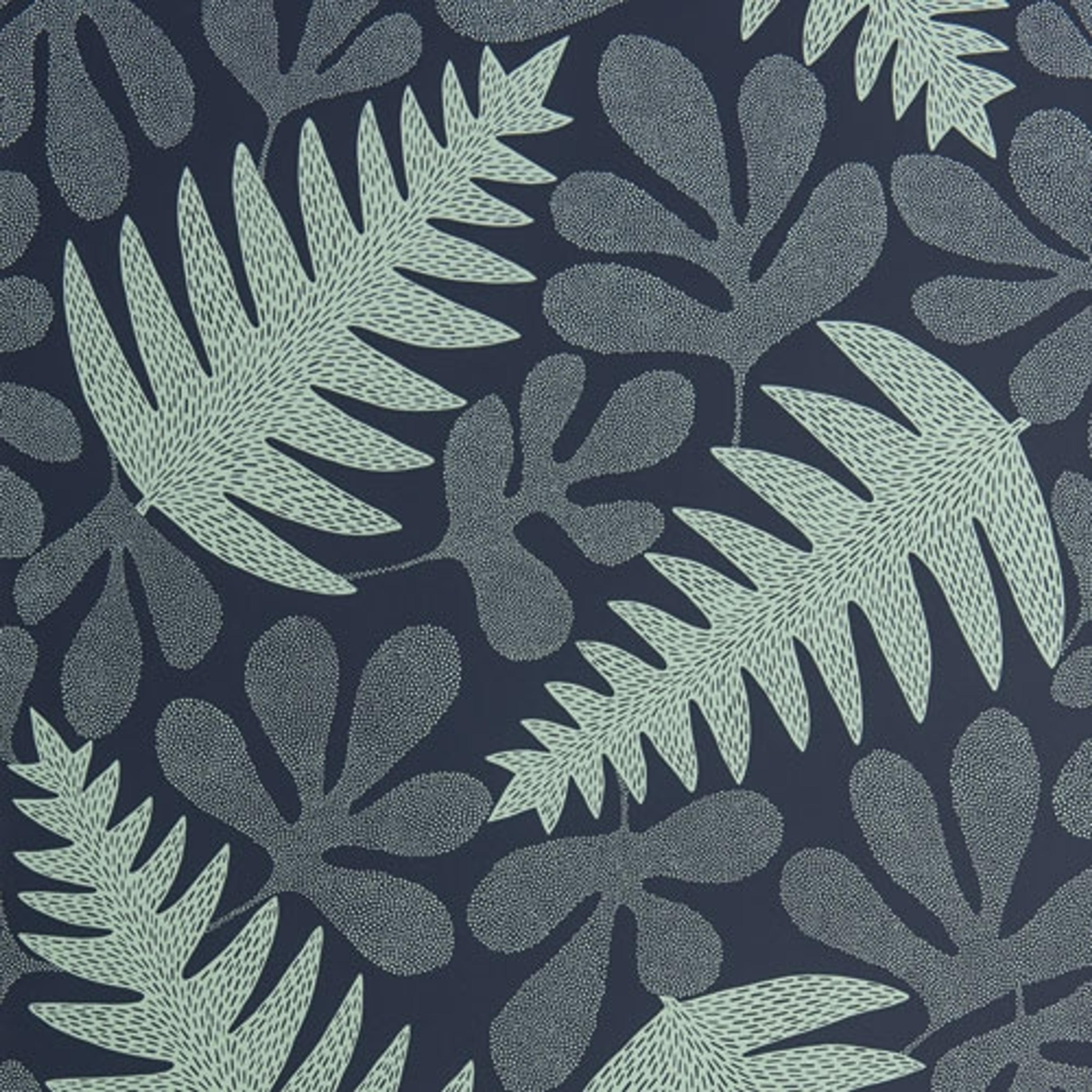 Deep Sea Atlantis tapet från Midbec med botaniskt mönster i grön. Från kollektionen Pioneer. Nonwoven-material med förskjuten passning.