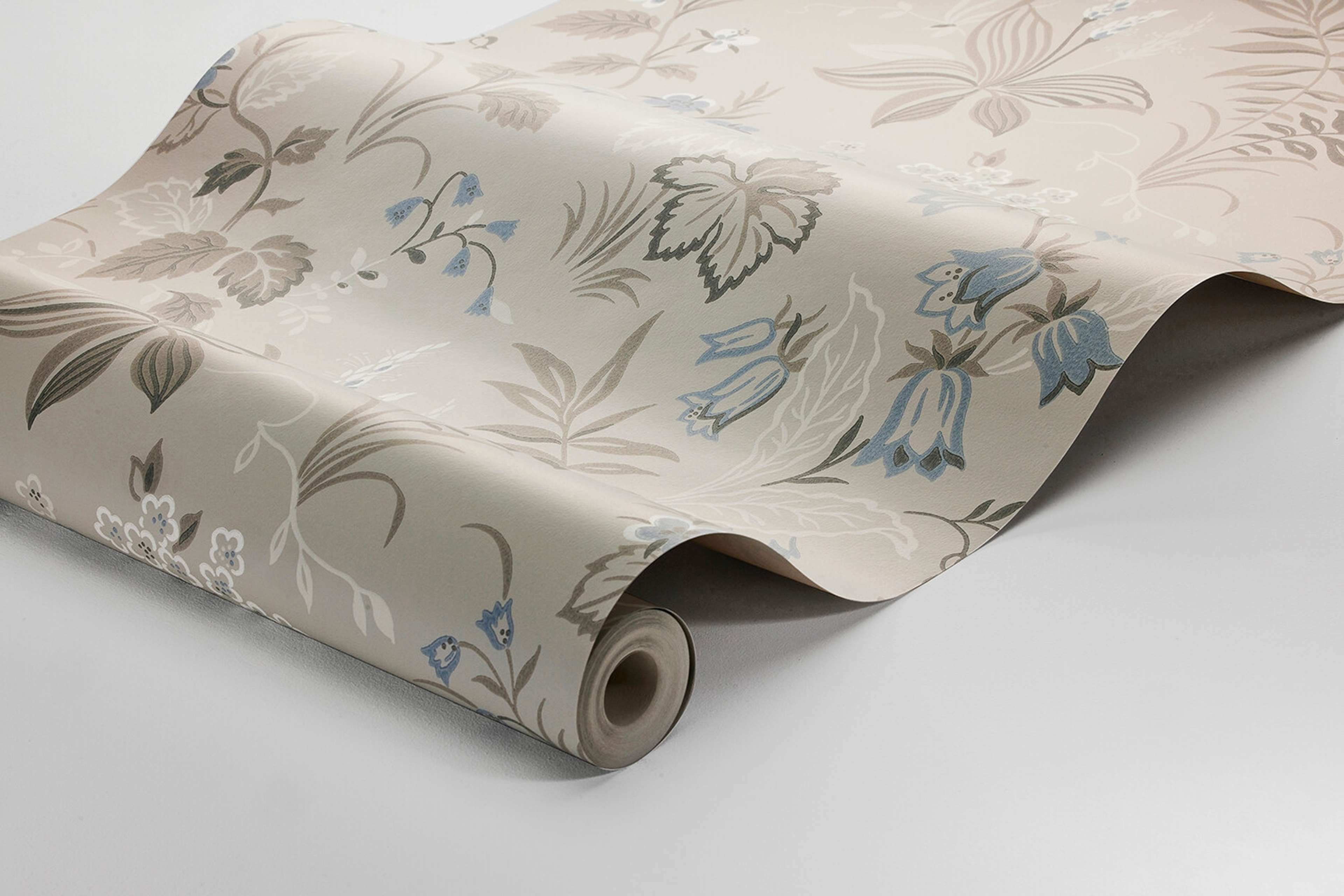 Folklore tapet med blommigt mönster i grå. Från kollektionen timeless traditions. Nonwoven-material med förskjuten passning.