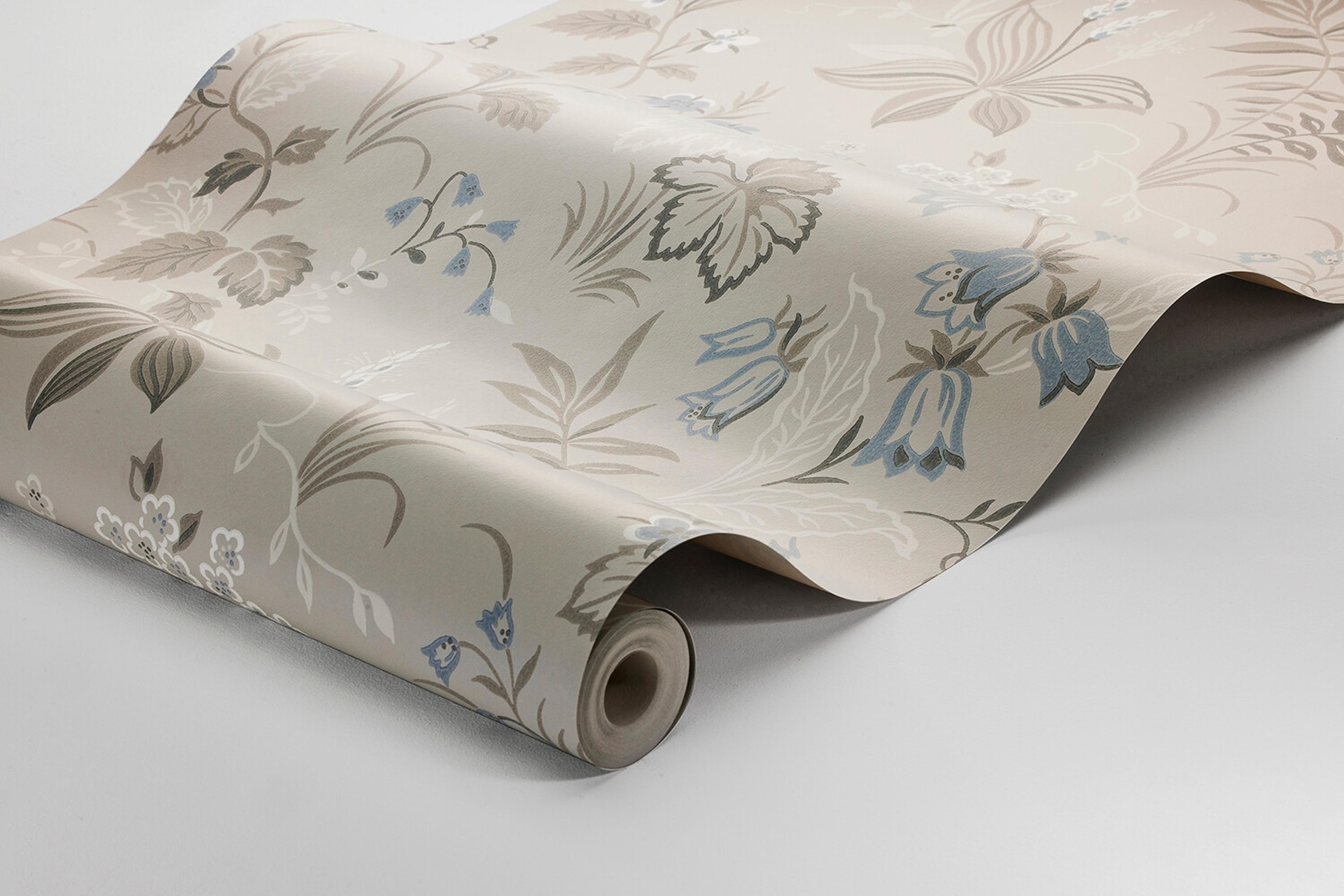 Folklore tapet med blommigt mönster i grå. Från kollektionen timeless traditions. Nonwoven-material med förskjuten passning.