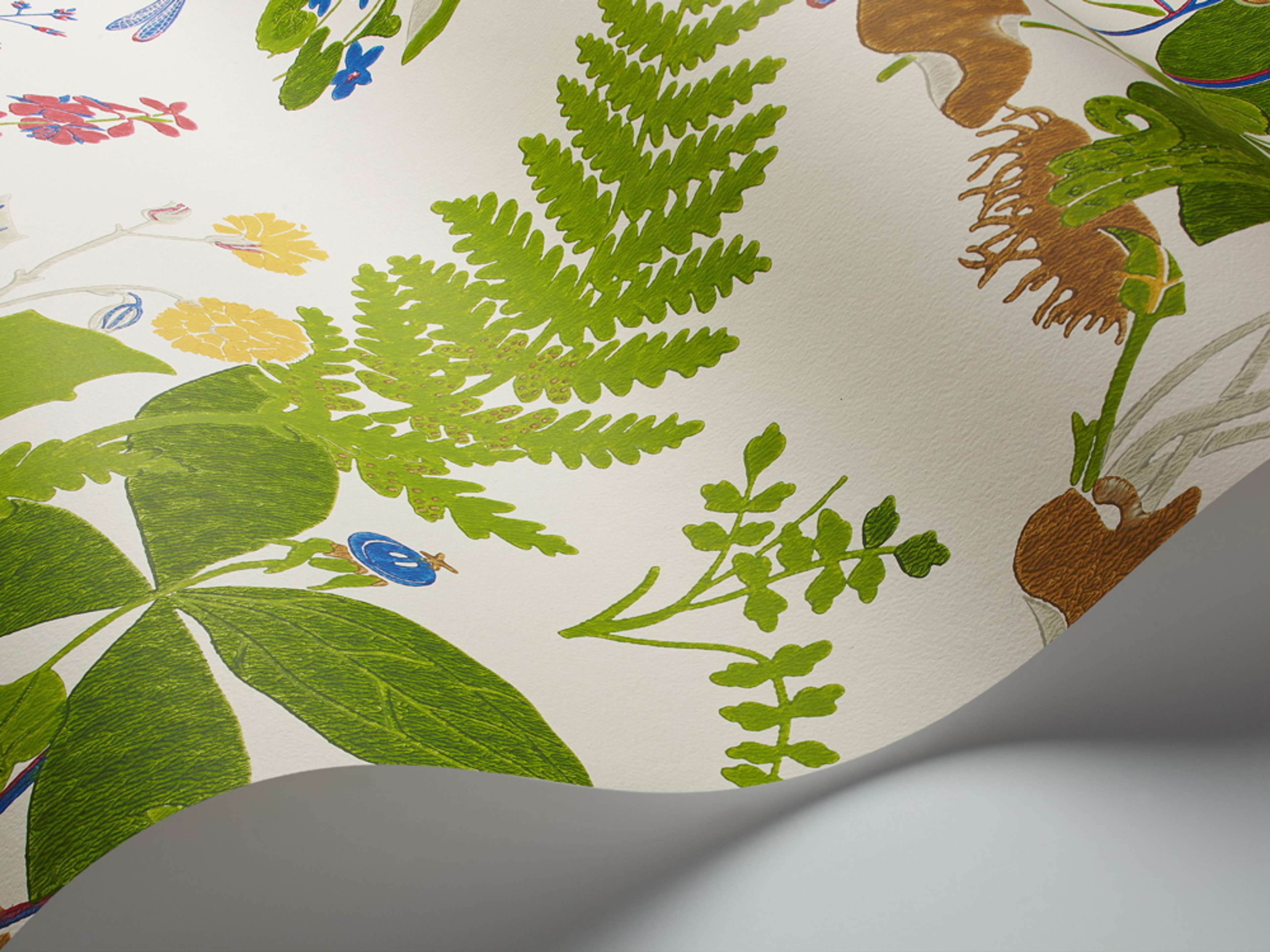 Trollslända tapet från Boråstapeter med botaniskt, retro mönster i vit och grön. Från kollektionen Scandinavian Designers II. Nonwoven-material med rak passning. Country-stil.