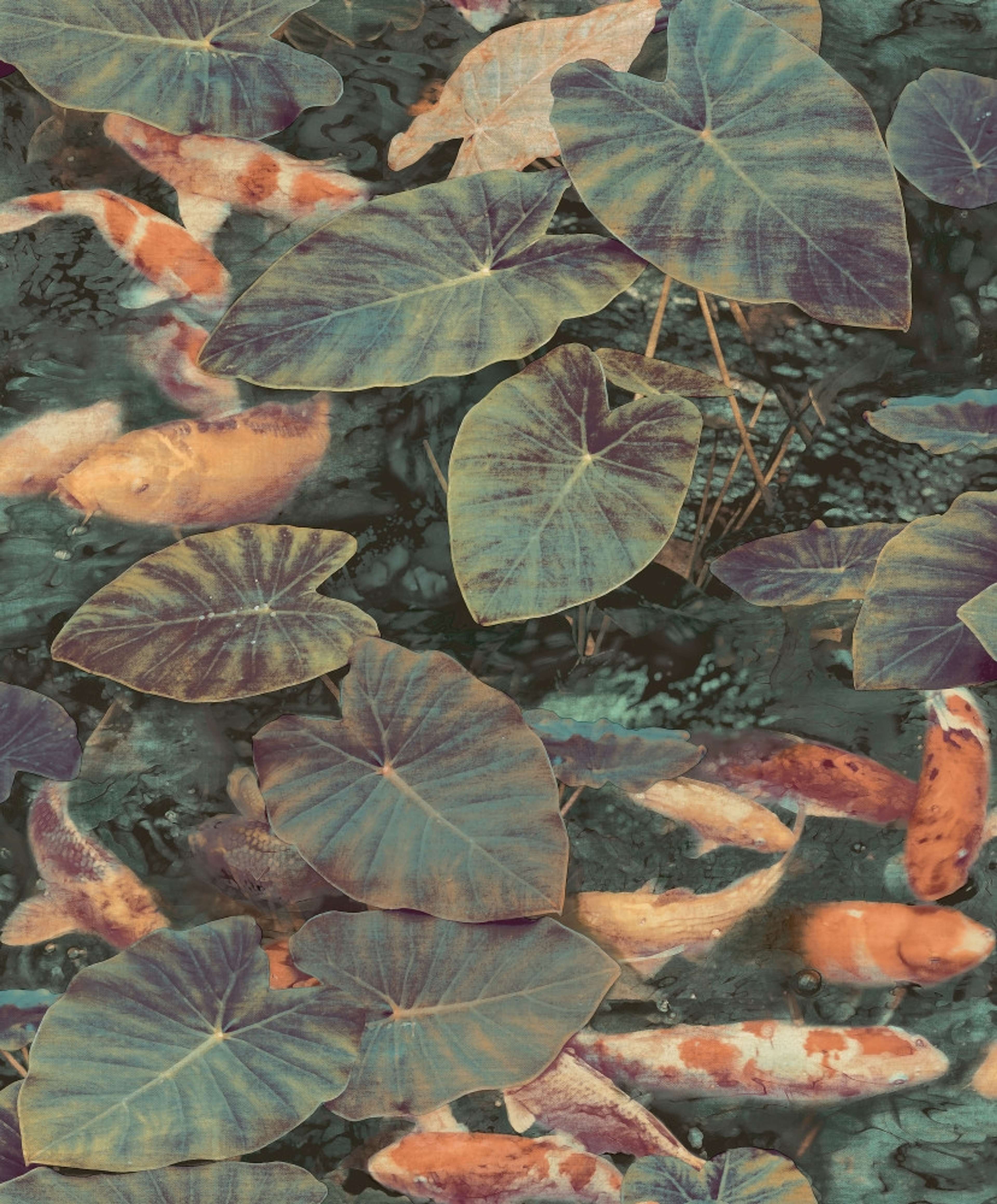 Koi tapet med djur, botaniskt mönster i grön. Från kollektionen Malika. Nonwoven-material med förskjuten passning. Passar i vardagsrum och matsal.
