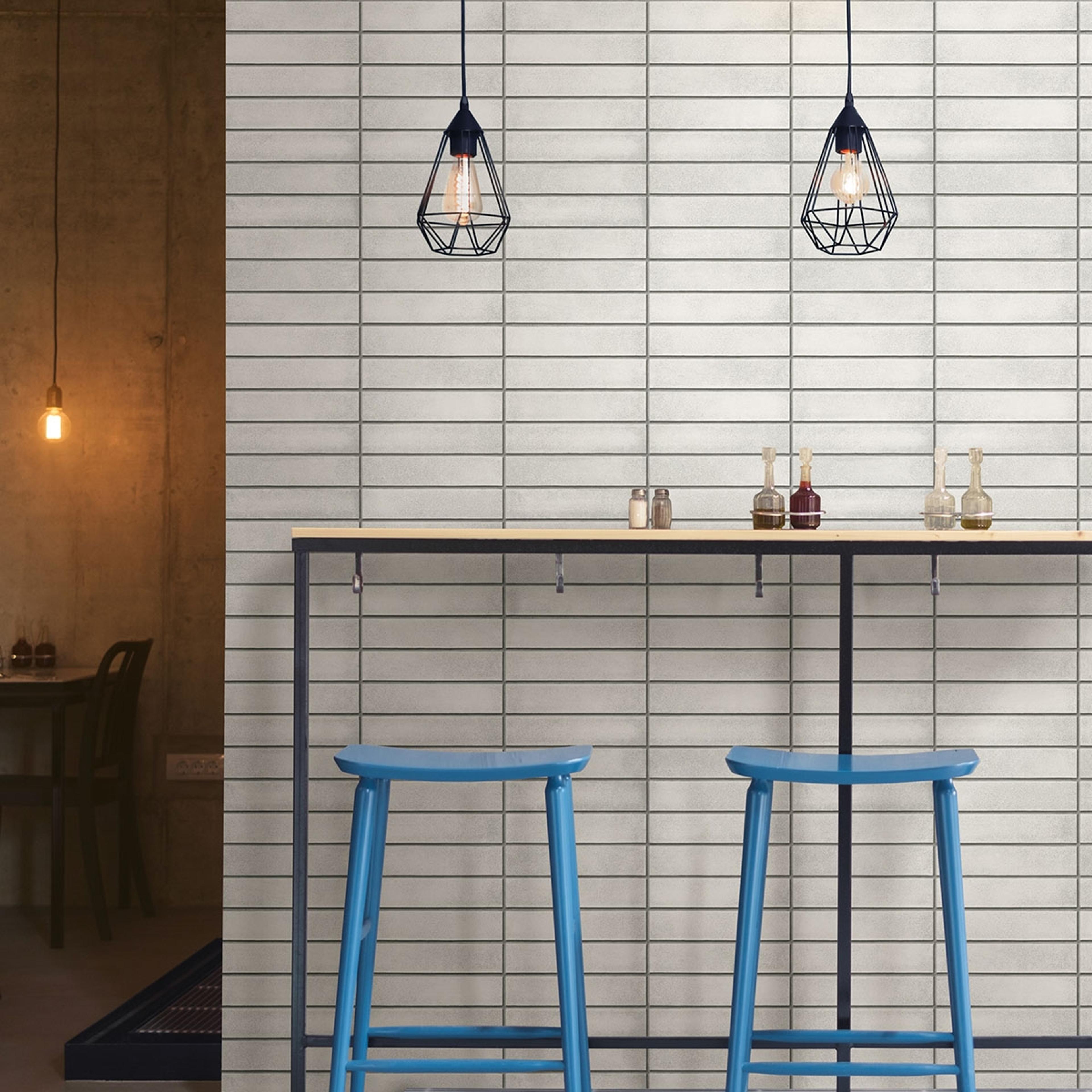 Mid Century Modern Brick strukturtapet i grå tapet med tegelsten mönster i grå. Från kollektionen trilogy. Nonwoven-material med rak passning. Passar i vardagsrum och matsal.