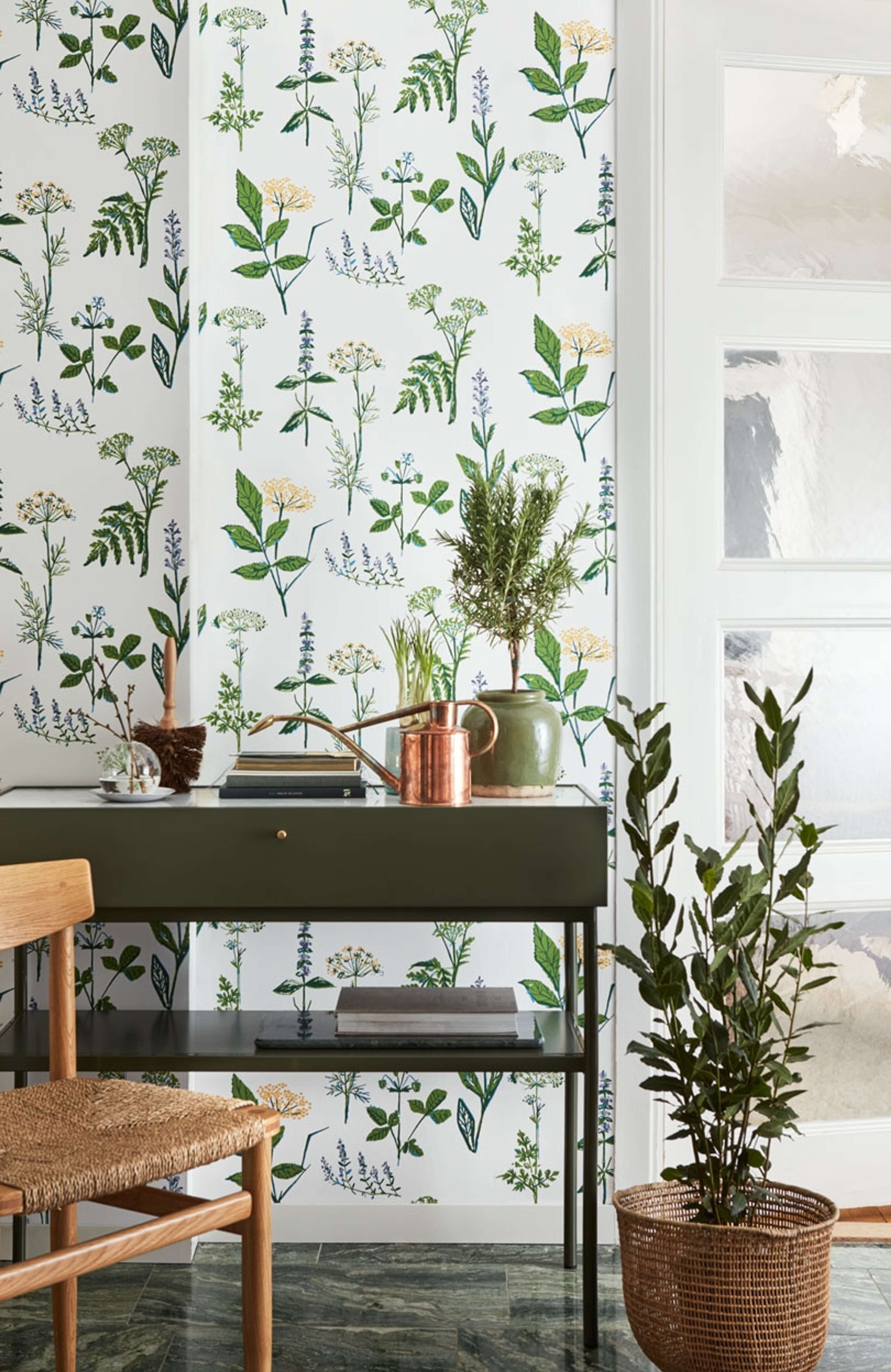 Köksväxter tapet från Boråstapeter med blommigt, retro mönster i vit och grön. Från kollektionen Scandinavian Designers II. Nonwoven-material med förskjuten passning.