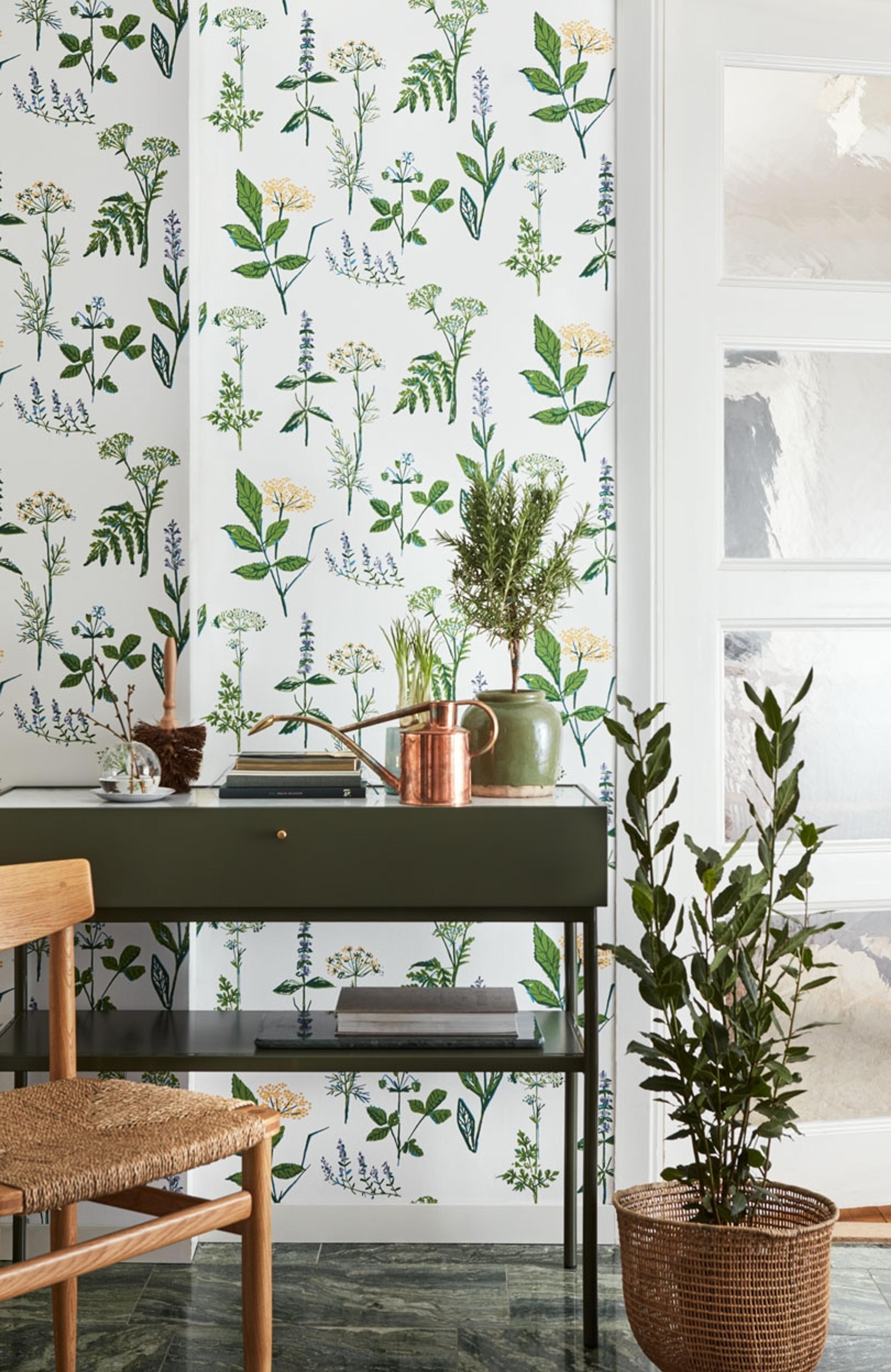 Köksväxter tapet från Boråstapeter med blommigt, retro mönster i vit och grön. Från kollektionen Scandinavian Designers II. Nonwoven-material med förskjuten passning.