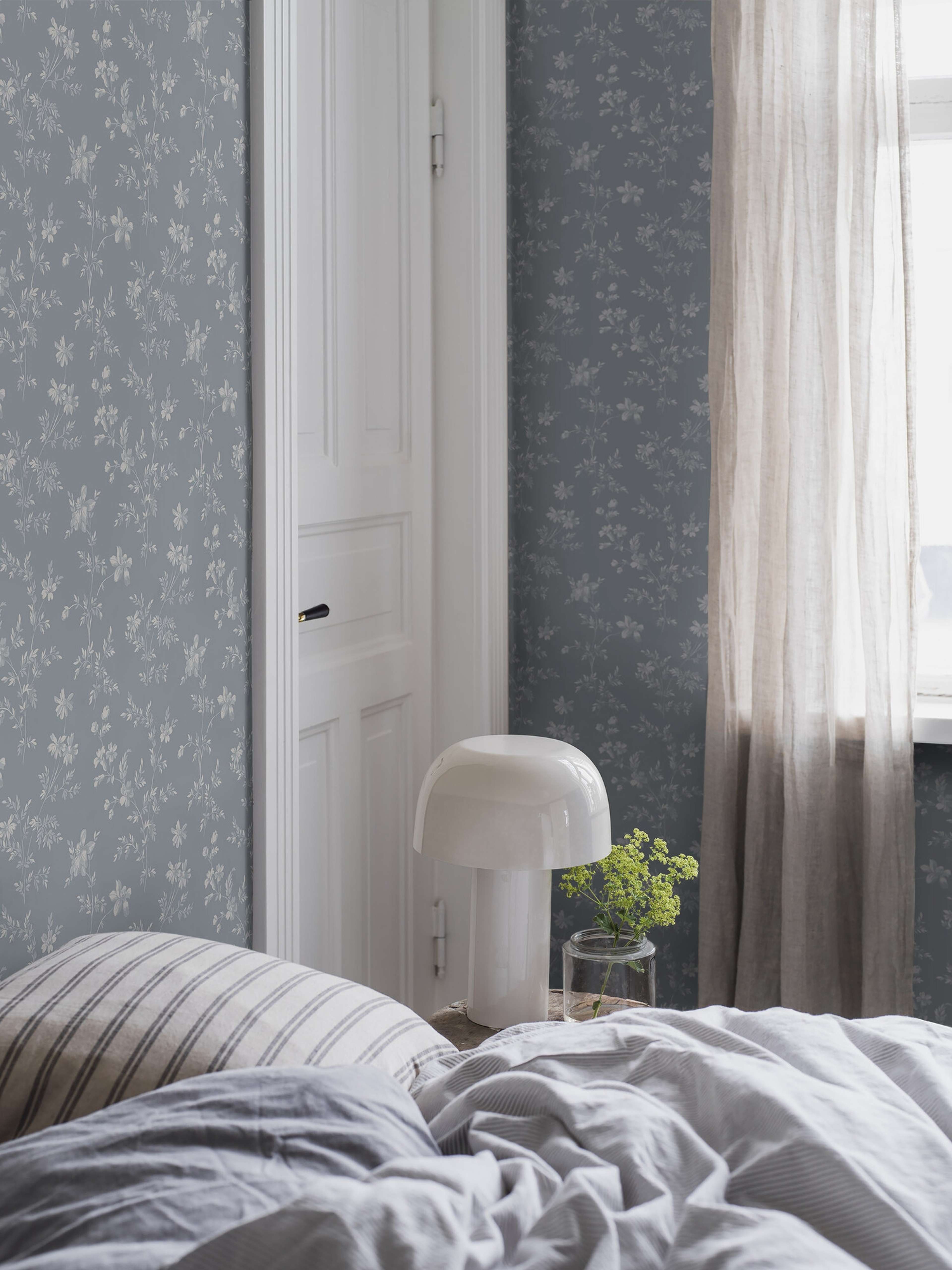 Ängsblomma tapet med blommigt mönster i vit och blå. Från kollektionen timeless traditions. Nonwoven-material med rak passning. Country, city-stil.