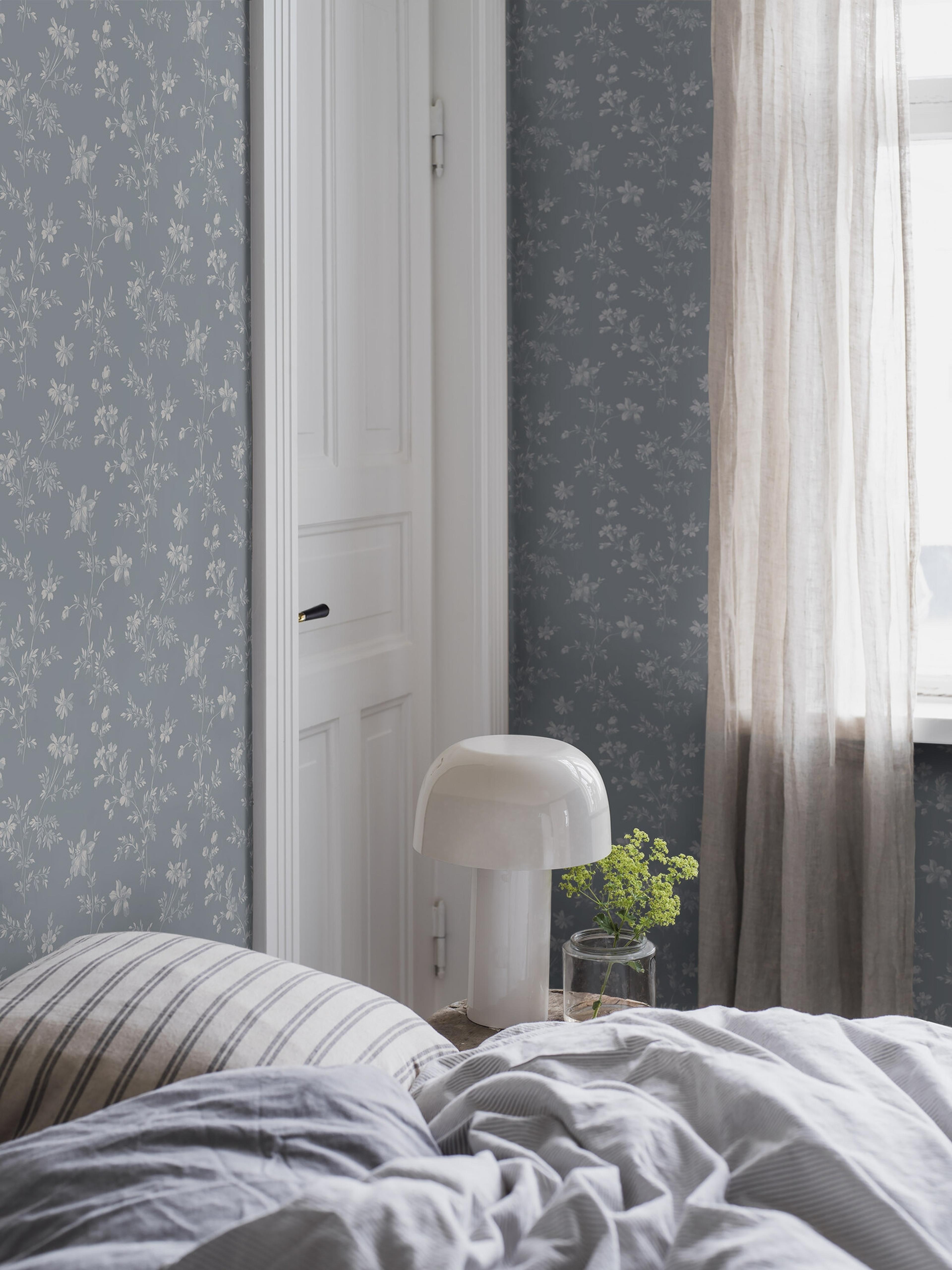 Ängsblomma tapet med blommigt mönster i vit och blå. Från kollektionen timeless traditions. Nonwoven-material med rak passning. Country, city-stil.