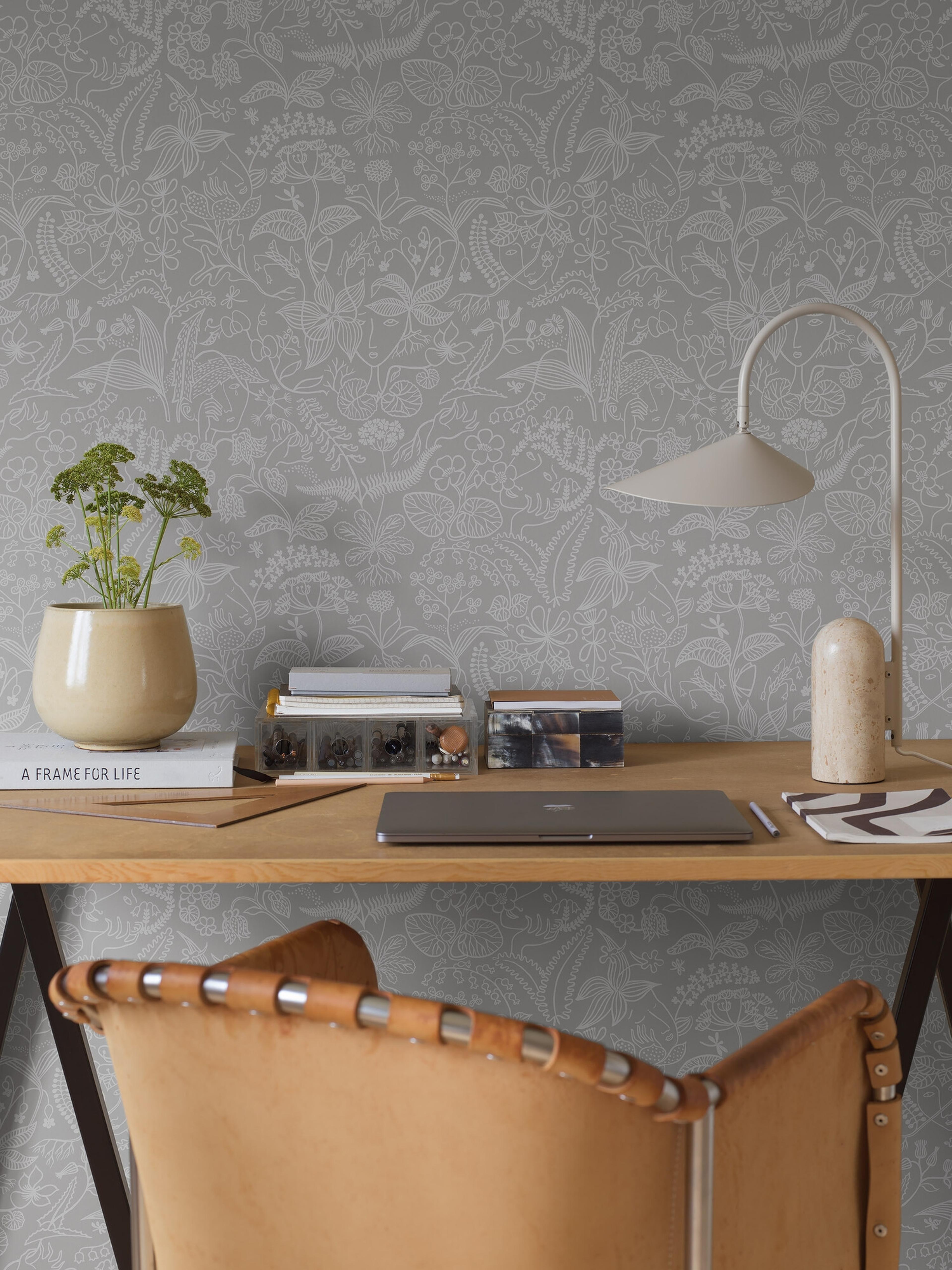 Stig Lindberg Grazia tapet med botaniskt, retro mönster i grå. Från kollektionen Scandinavian Designers III. Nonwoven-material med rak passning. Lek-stil.