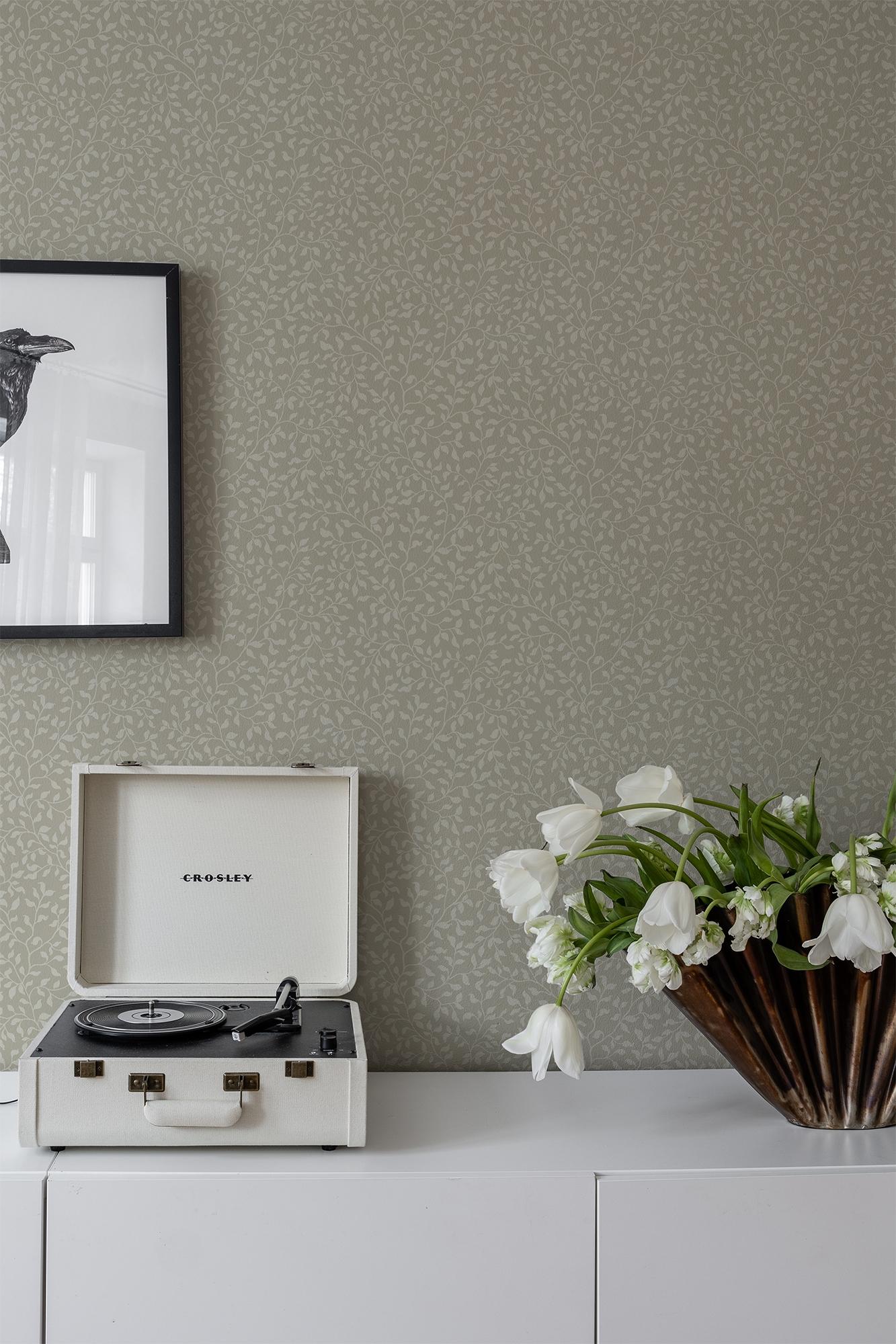 Folke Beige tapet med botaniskt mönster i beige. Från kollektionen Flora. Nonwoven-material med rak passning.