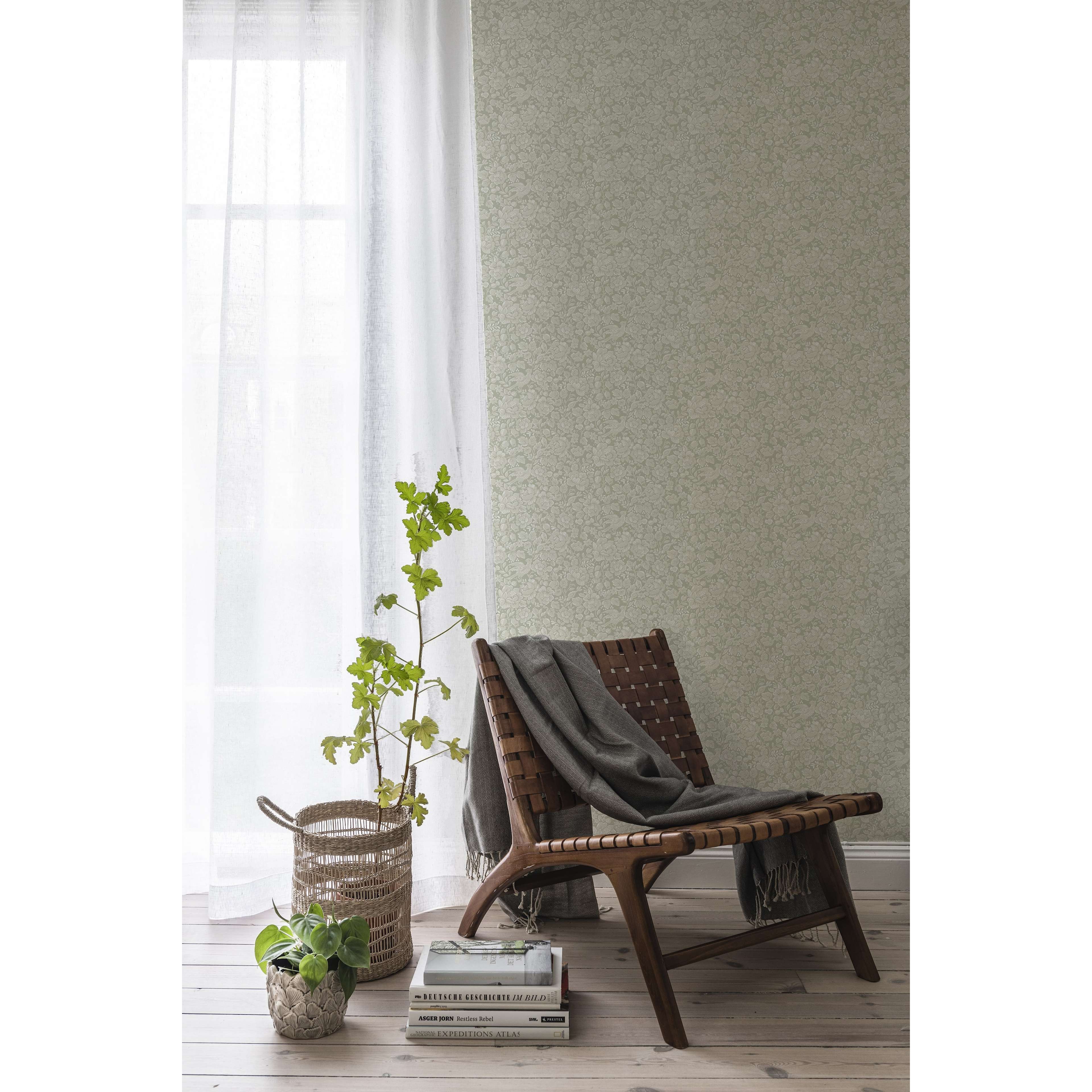 Jenny, ljusgrön tapet med botaniskt mönster i grön. Från kollektionen Blommor & Blad. Nonwoven-material med förskjuten passning.