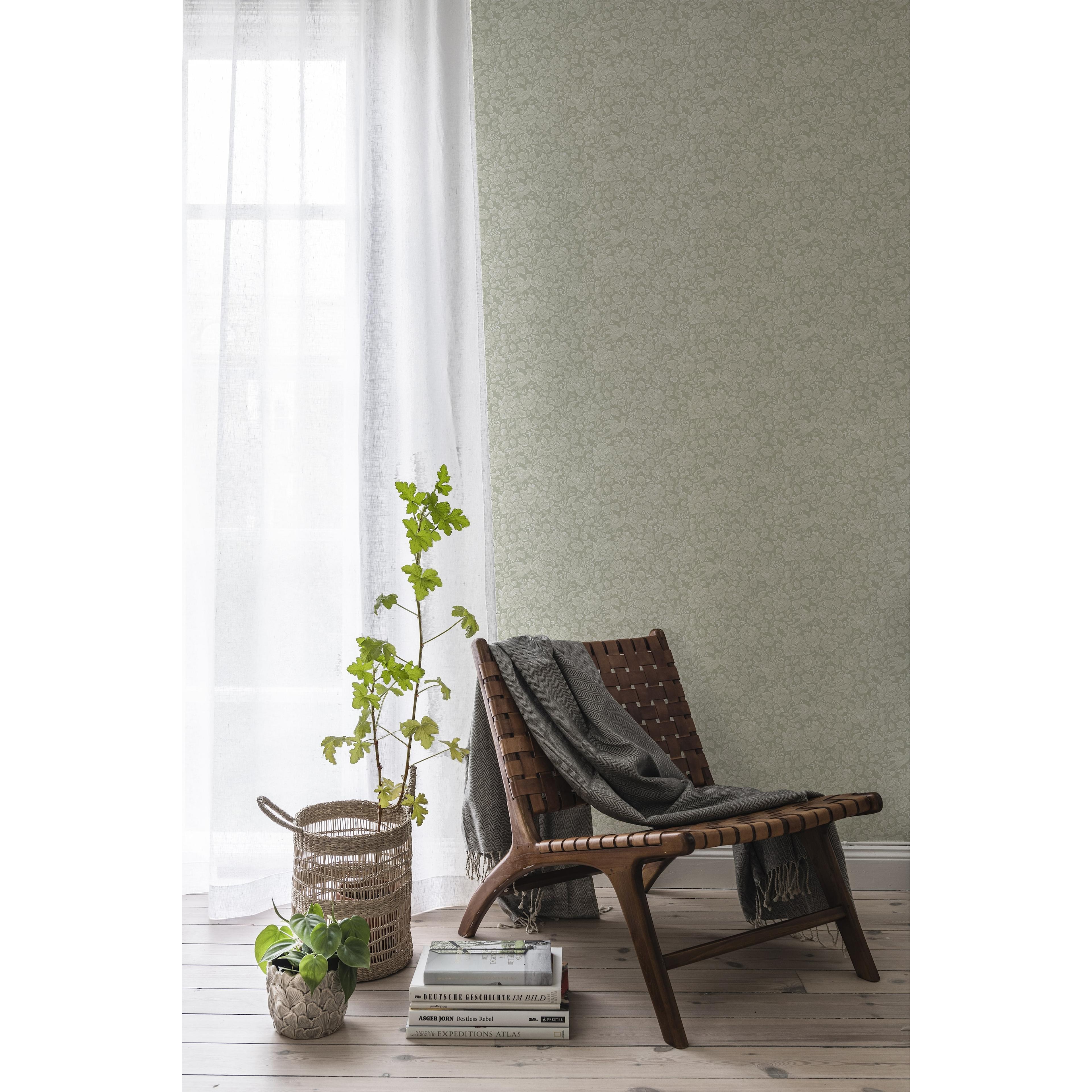 Jenny, ljusgrön tapet med botaniskt mönster i grön. Från kollektionen Blommor & Blad. Nonwoven-material med förskjuten passning.