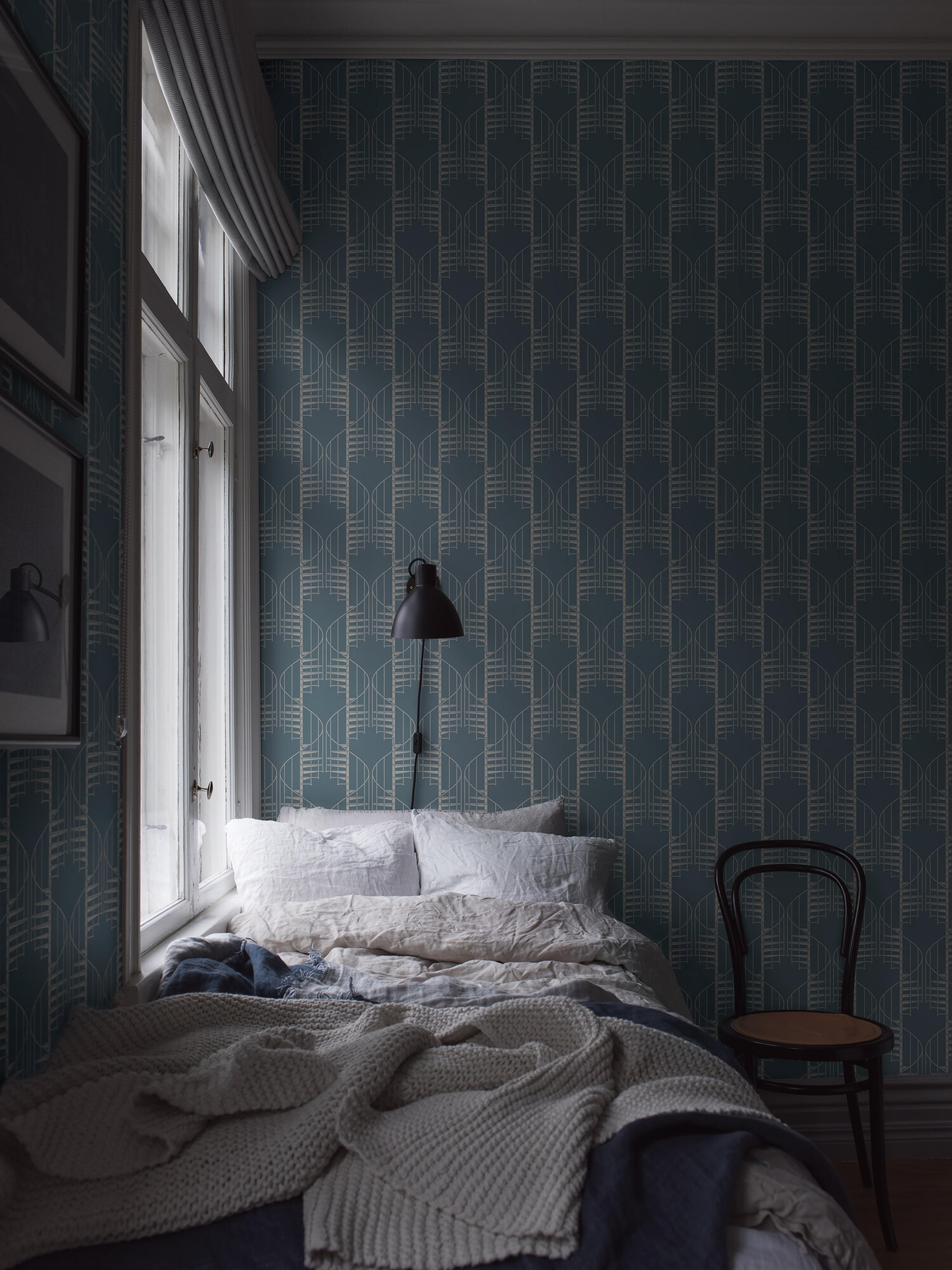 Sapphire Birds tapet med geometriskt, grafiskt mönster i blå. Från kollektionen Treasured. Nonwoven-material med förskjuten passning. Passar i kök, hall och arbetsrum.