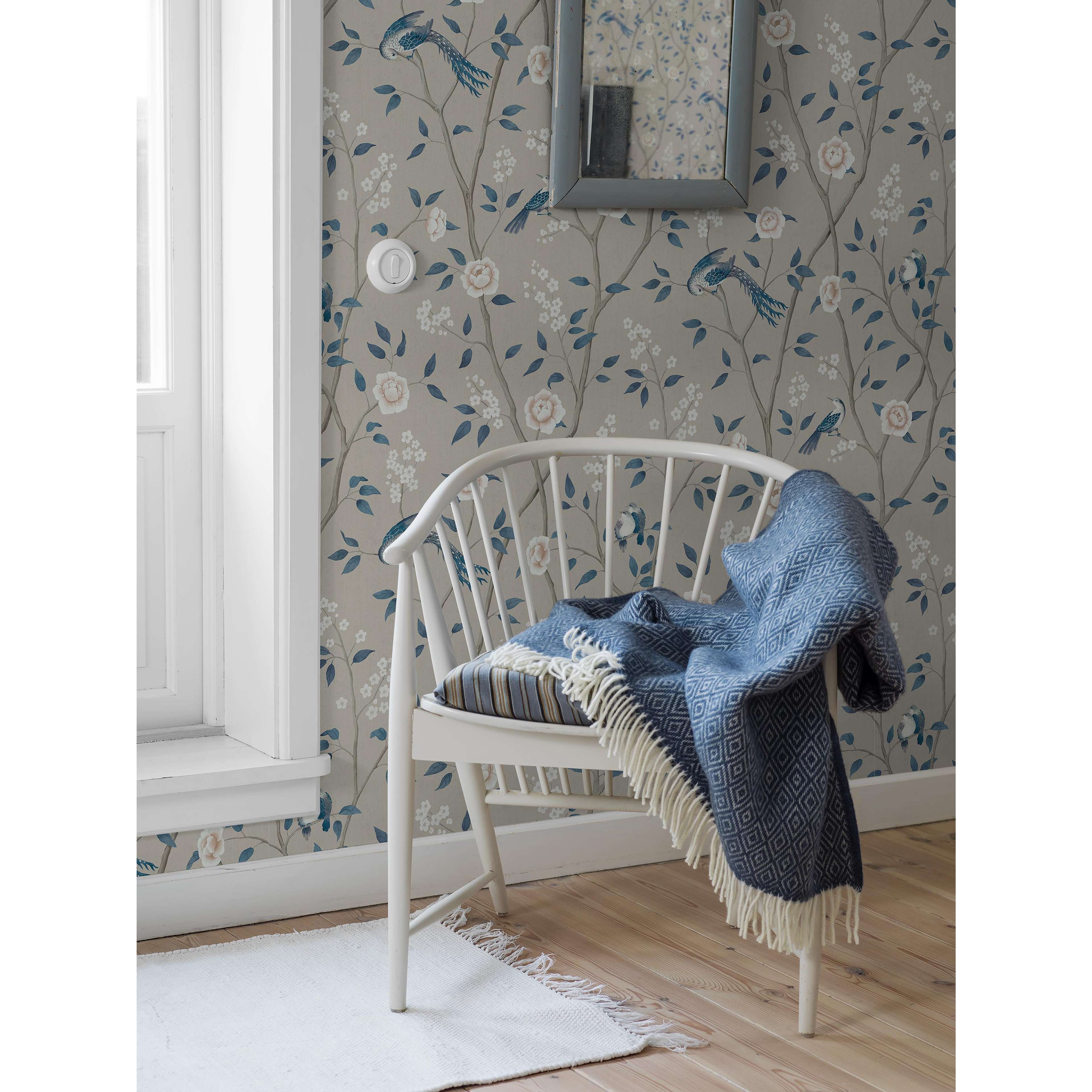 Paradise Birds, tapet tapet med blommigt, naturochlandskap mönster i vit och blå. Från kollektionen Blue & White. Nonwoven-material med förskjuten passning. Passar i sovrum.