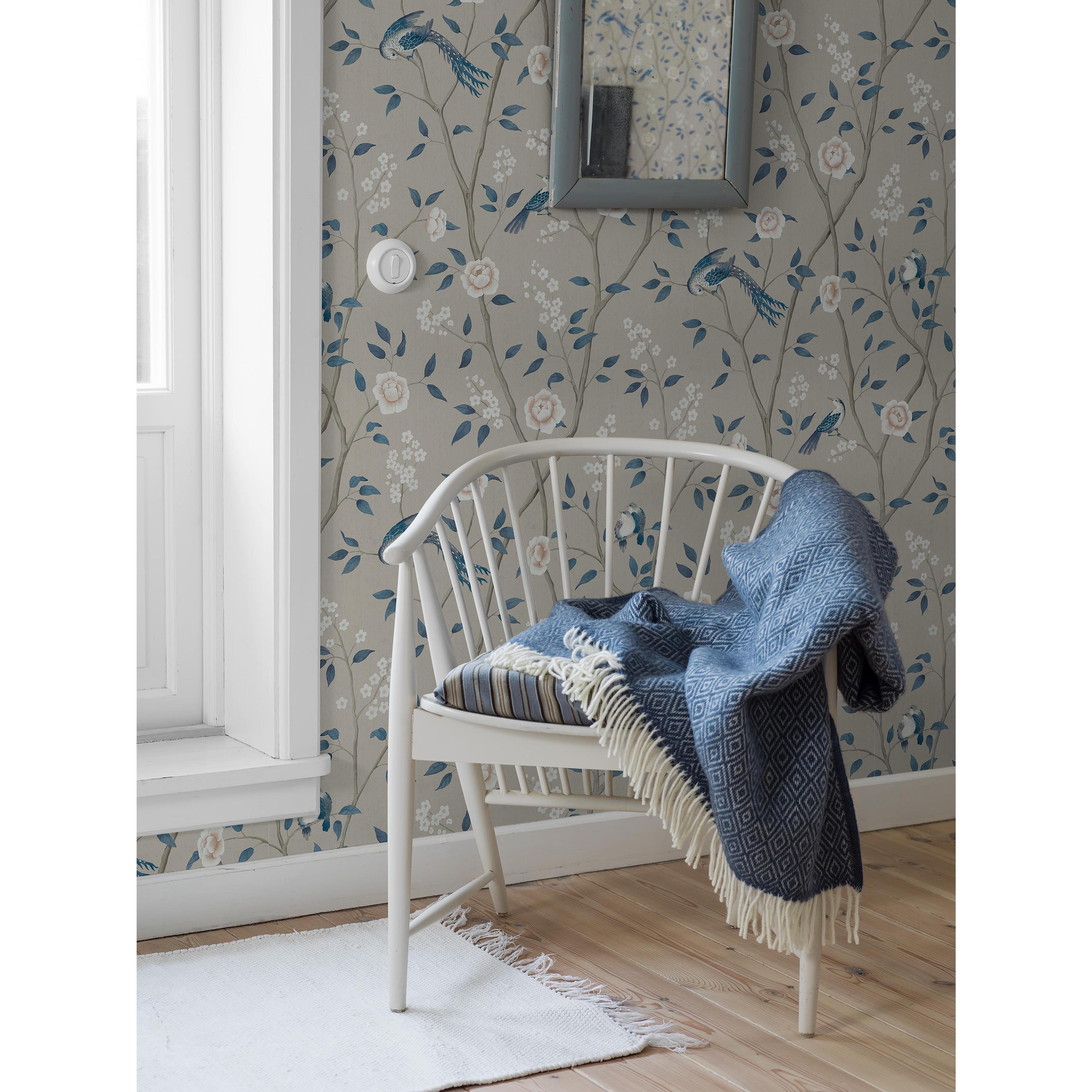 Paradise Birds, tapet tapet med blommigt, naturochlandskap mönster i vit och blå. Från kollektionen Blue & White. Nonwoven-material med förskjuten passning. Passar i sovrum.