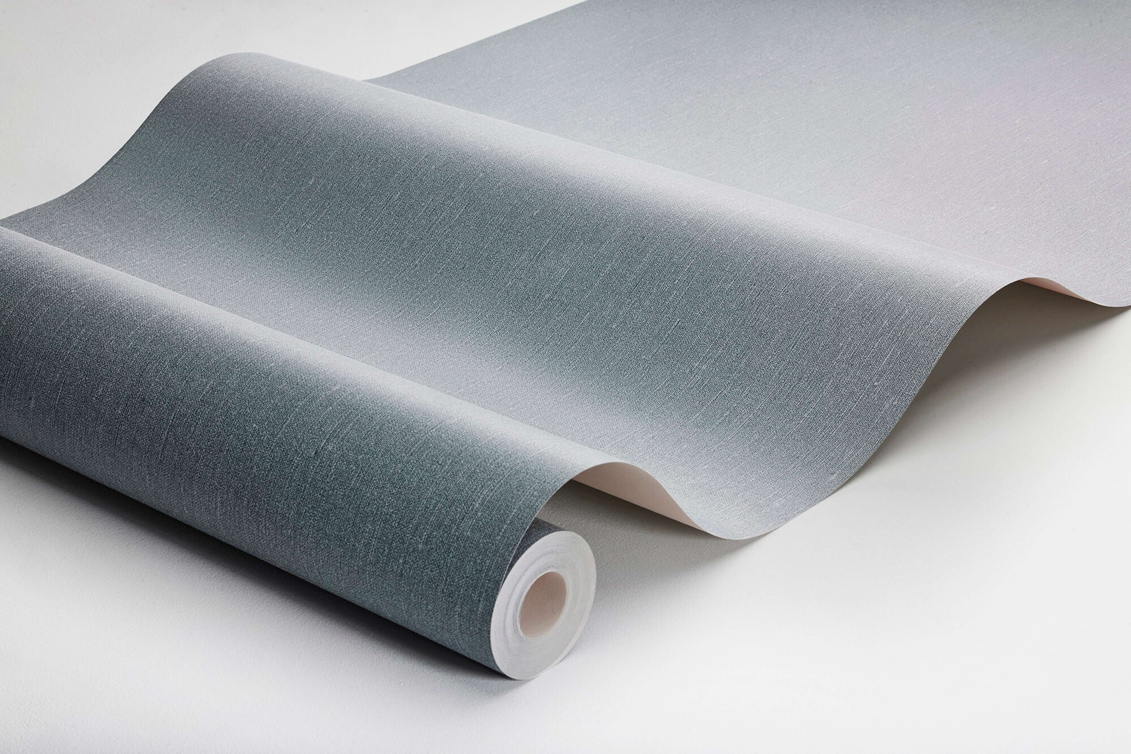 Deep Lake tapet med enfargat, textilimitation mönster i blå. Från kollektionen Linen. Nonwoven-material. Passar i vardagsrum och matsal.