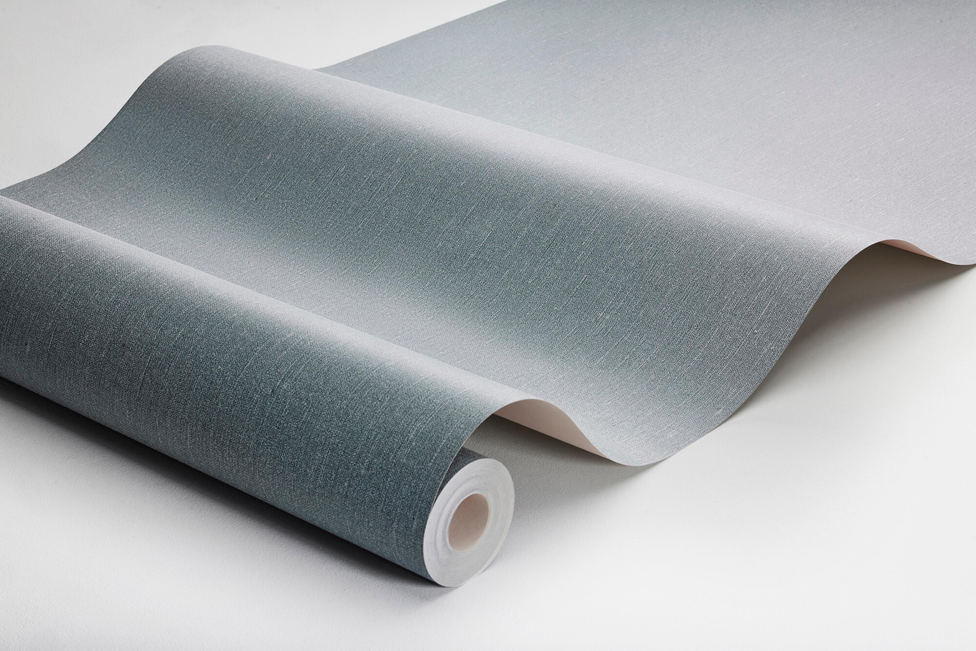 Deep Lake tapet med enfargat, textilimitation mönster i blå. Från kollektionen Linen. Nonwoven-material. Passar i vardagsrum och matsal.