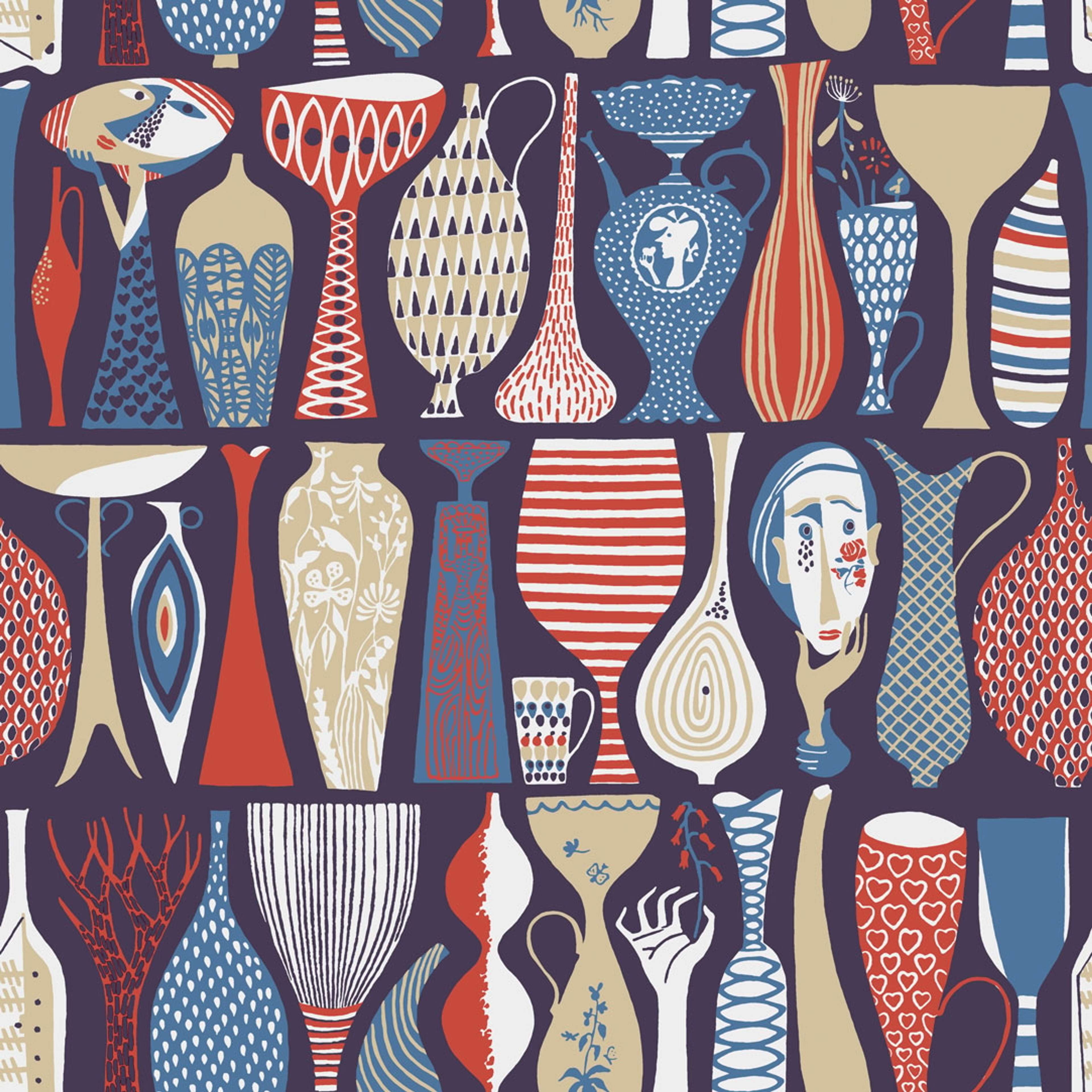 Pottery tapet från Boråstapeter med grafiskt, retro mönster i blå. Från kollektionen Scandinavian Designers II. Nonwoven-material med rak passning. Vintage, lek-stil.