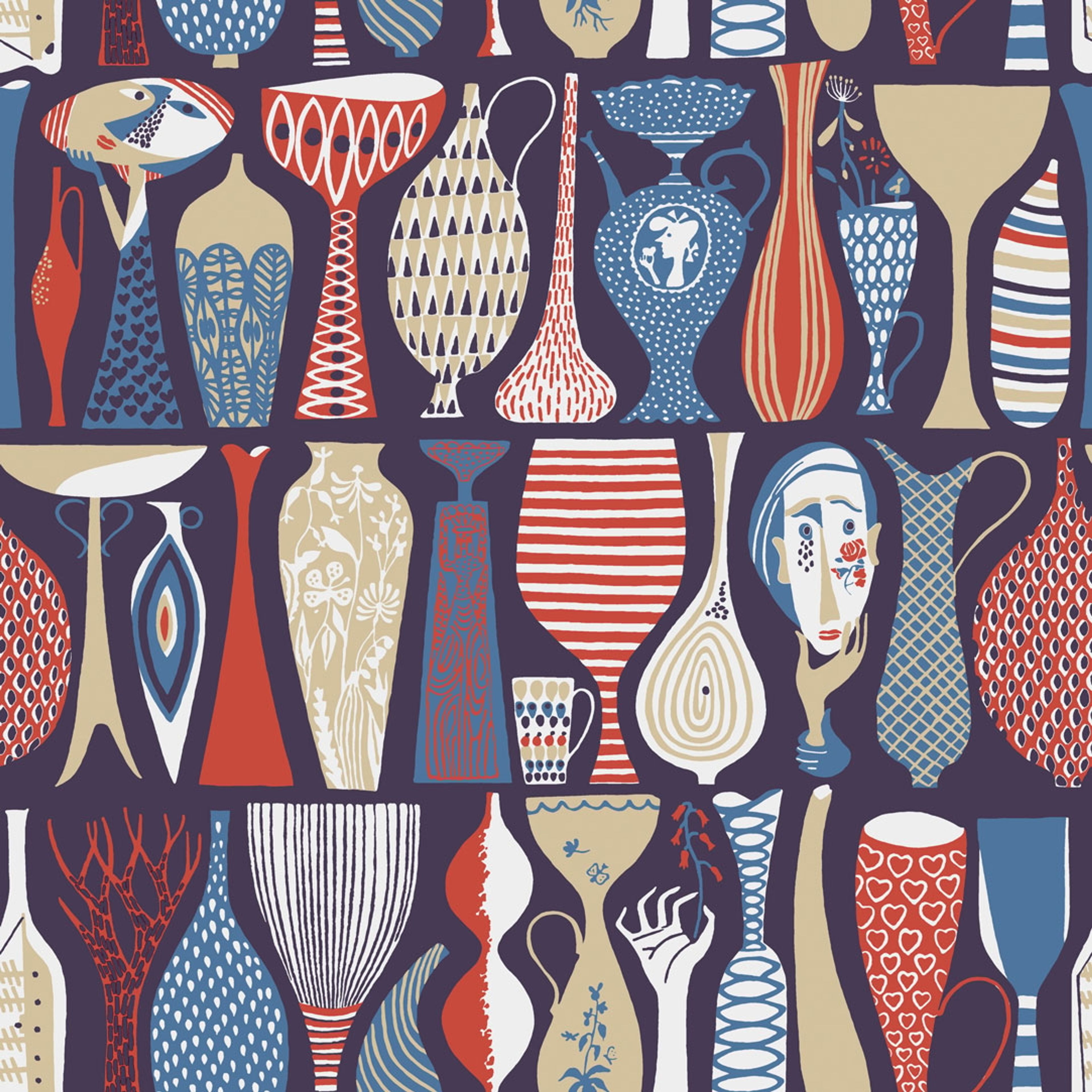 Pottery tapet från Boråstapeter med grafiskt, retro mönster i blå. Från kollektionen Scandinavian Designers II. Nonwoven-material med rak passning. Vintage, lek-stil.