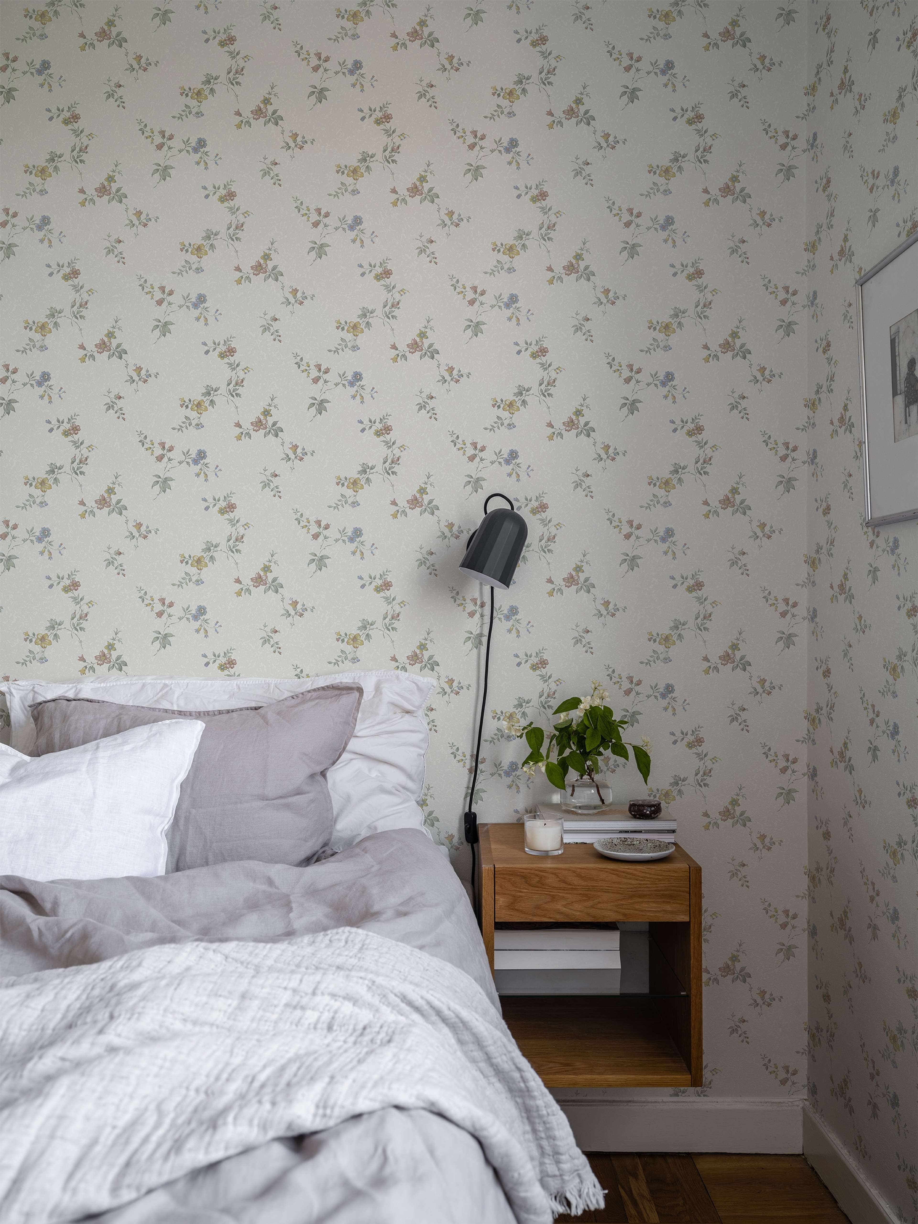 Kerstin vit tapet med blommigt mönster i vit. Från kollektionen Gammalsvenska klassiker 1850–1950. Nonwoven-material med rak passning.