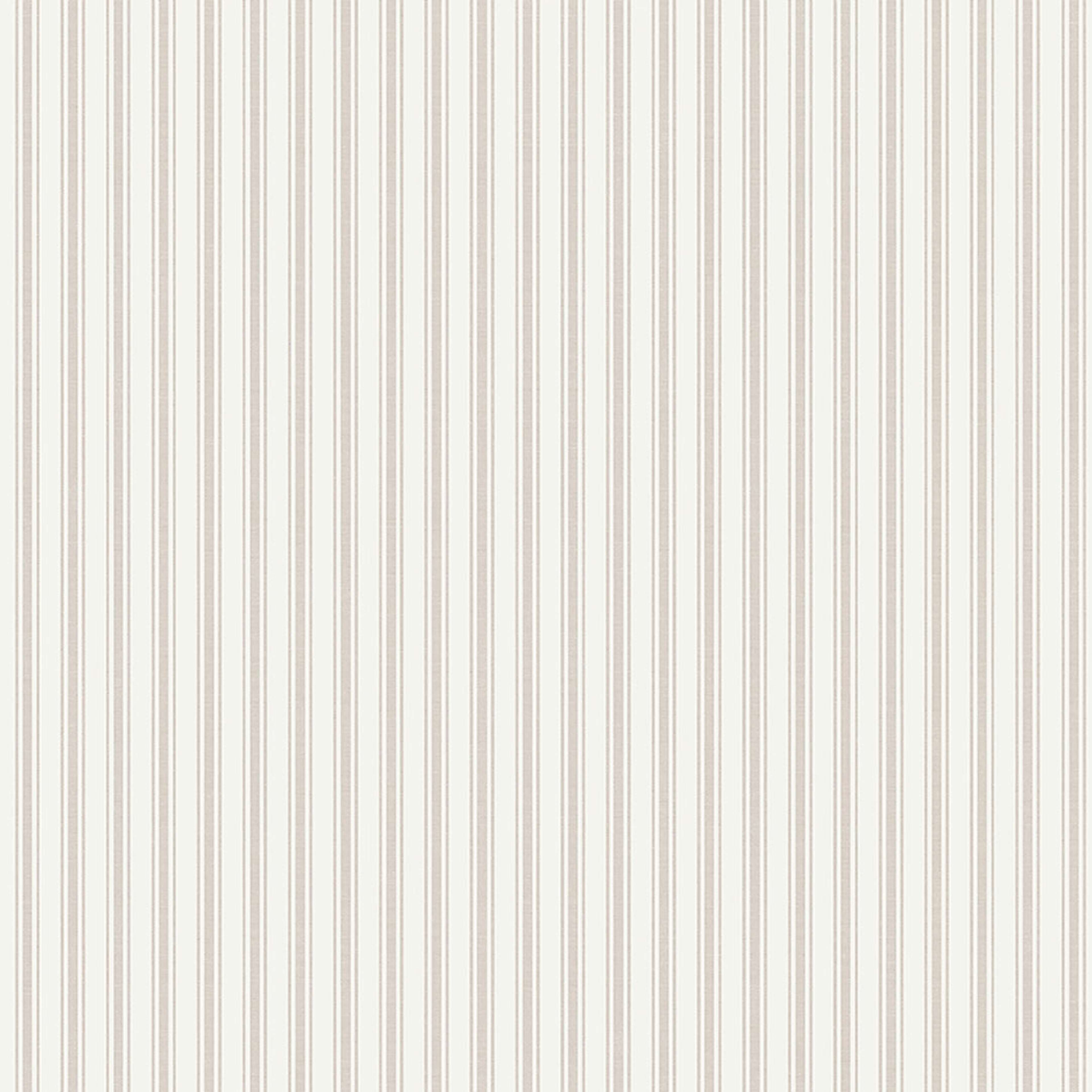 Aspö Stripe tapet från Boråstapeter med randigt mönster i beige. Från kollektionen Marstrand II. Nonwoven-material. Passar i vardagsrum, matsal och arbetsrum.