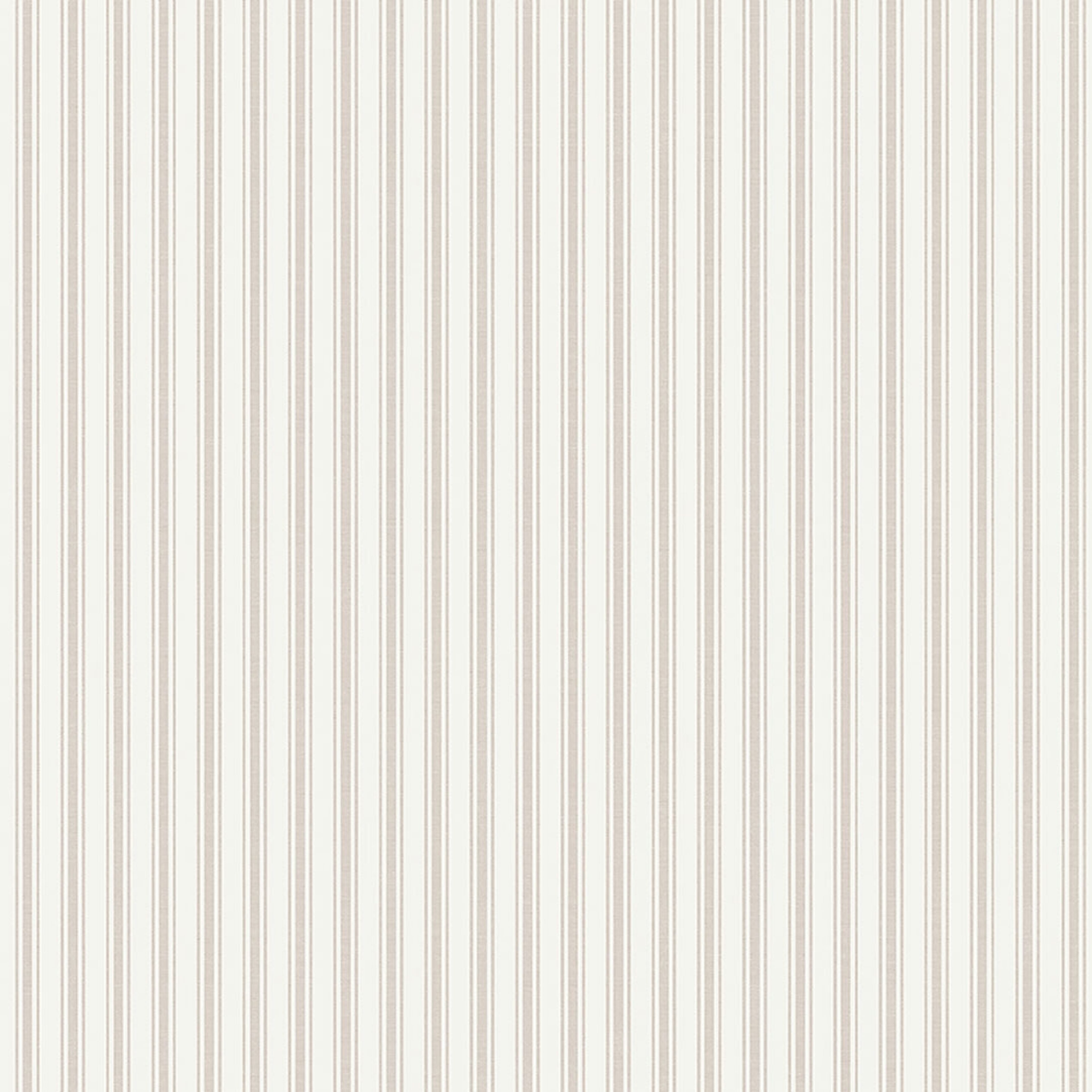 Aspö Stripe tapet från Boråstapeter med randigt mönster i beige. Från kollektionen Marstrand II. Nonwoven-material. Passar i vardagsrum, matsal och arbetsrum.