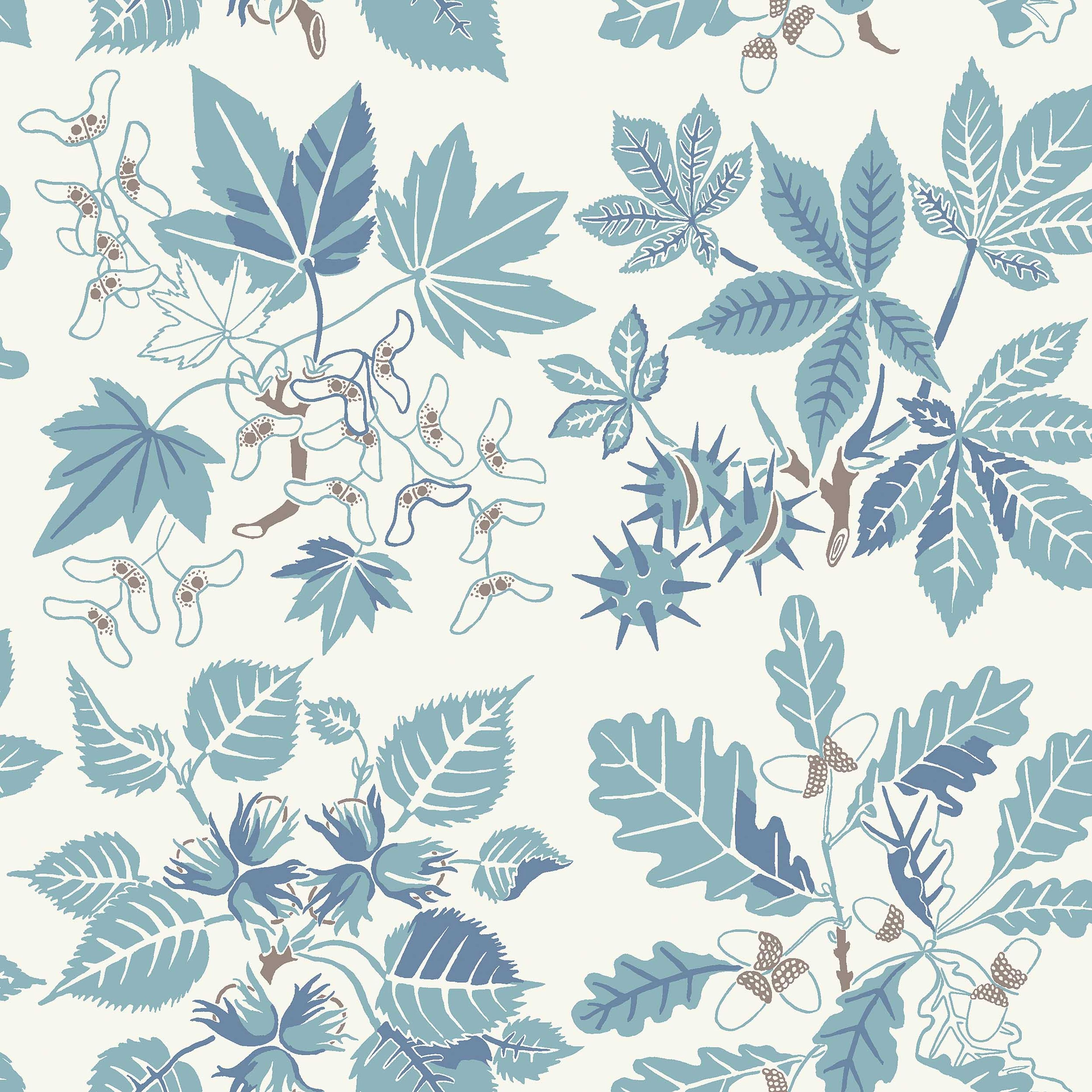 Arboretum blå, tapet tapet med naturochlandskap mönster i blå. Från kollektionen Nordic Folk. Nonwoven-material med förskjuten passning. Passar i matsal.