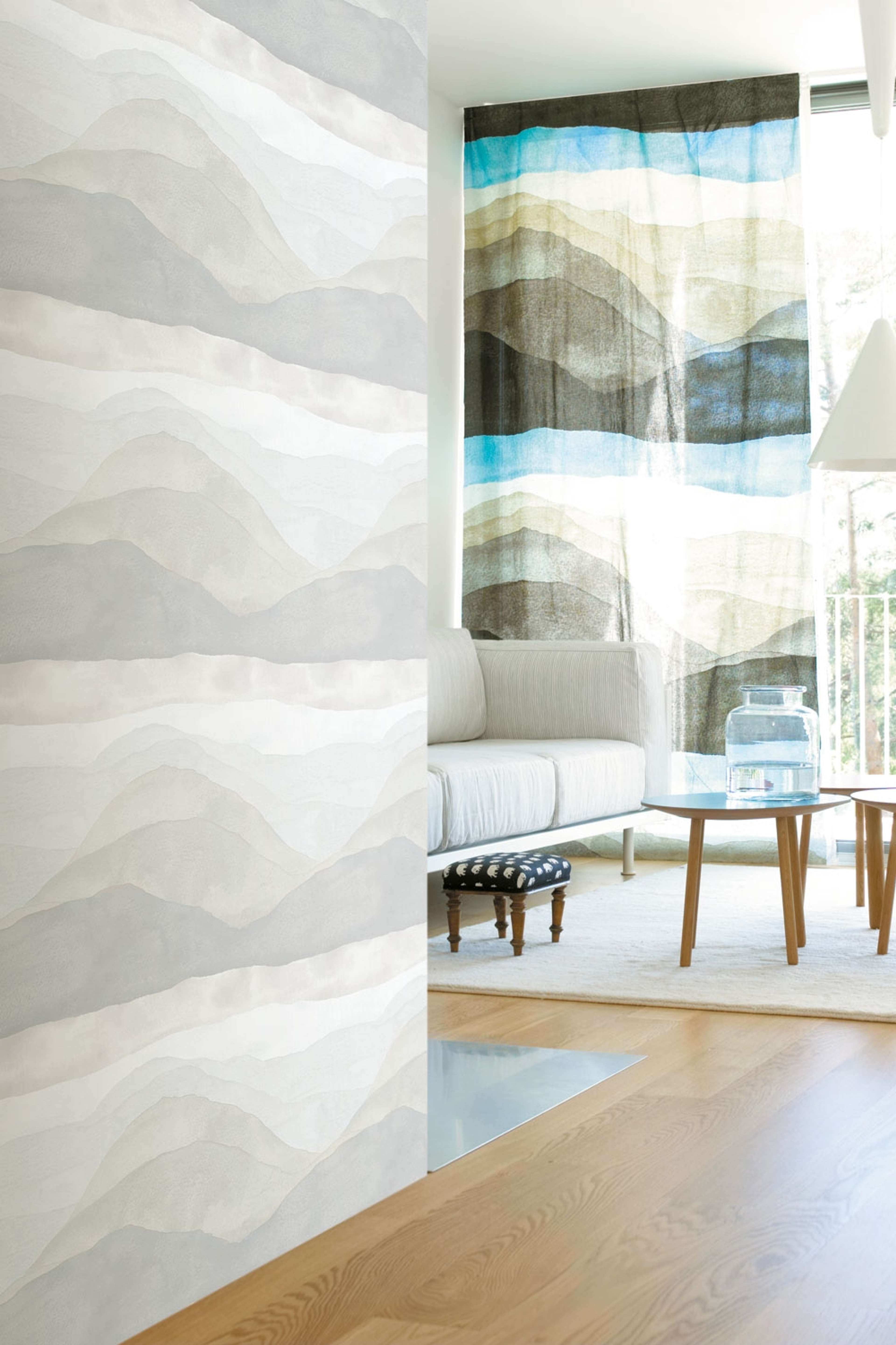 Joiku tapet med naturochlandskap mönster i beige. Från kollektionen Marimekko 6. Nonwoven-material med rak passning.