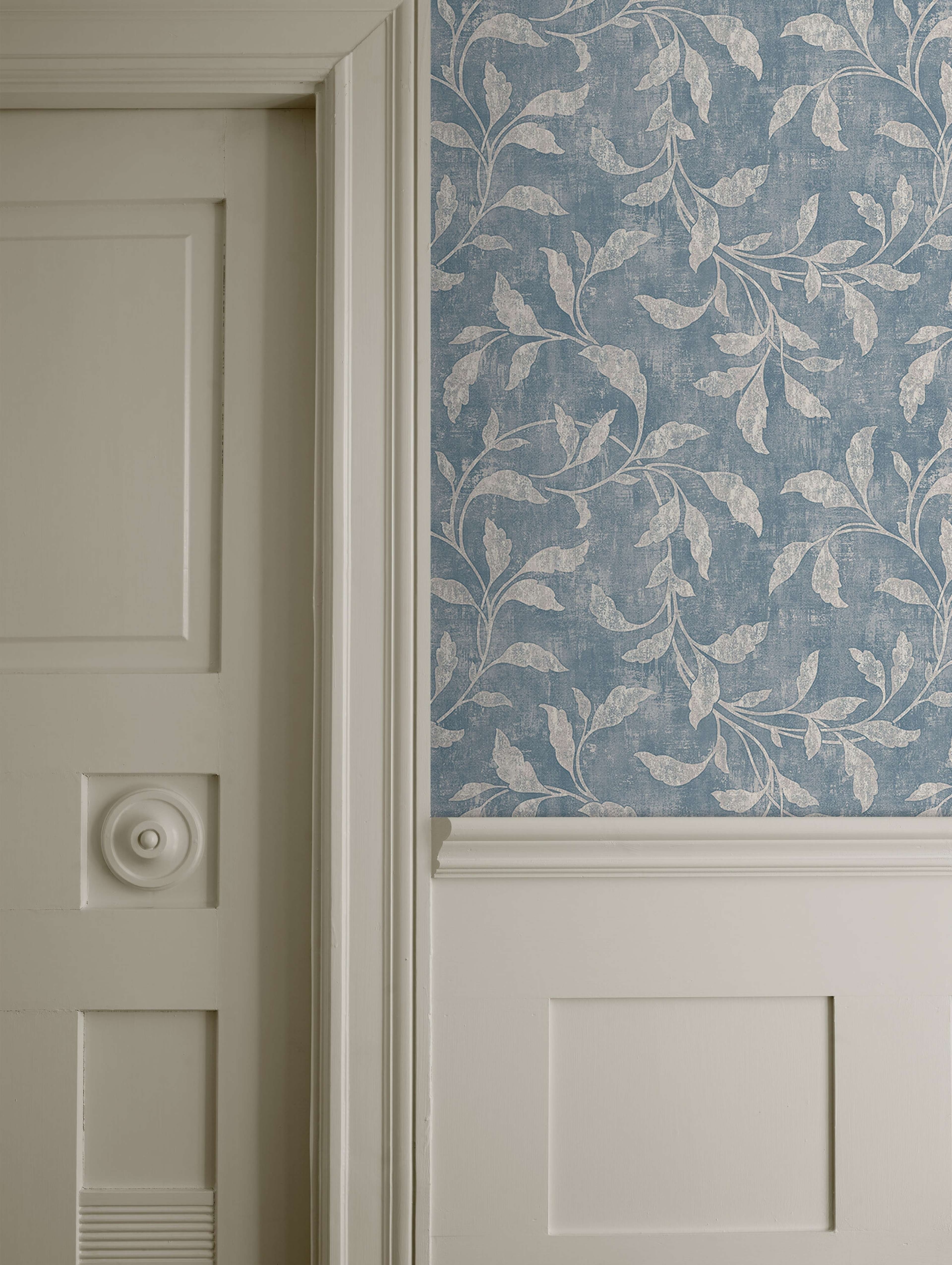 Rosewood Night tapet tapet från Boråstapeter med botaniskt mönster i blå. Från kollektionen Dreamy Escape. Nonwoven-material med rak passning. Vintage, lyx-stil. Passar i vardagsrum och matsal.