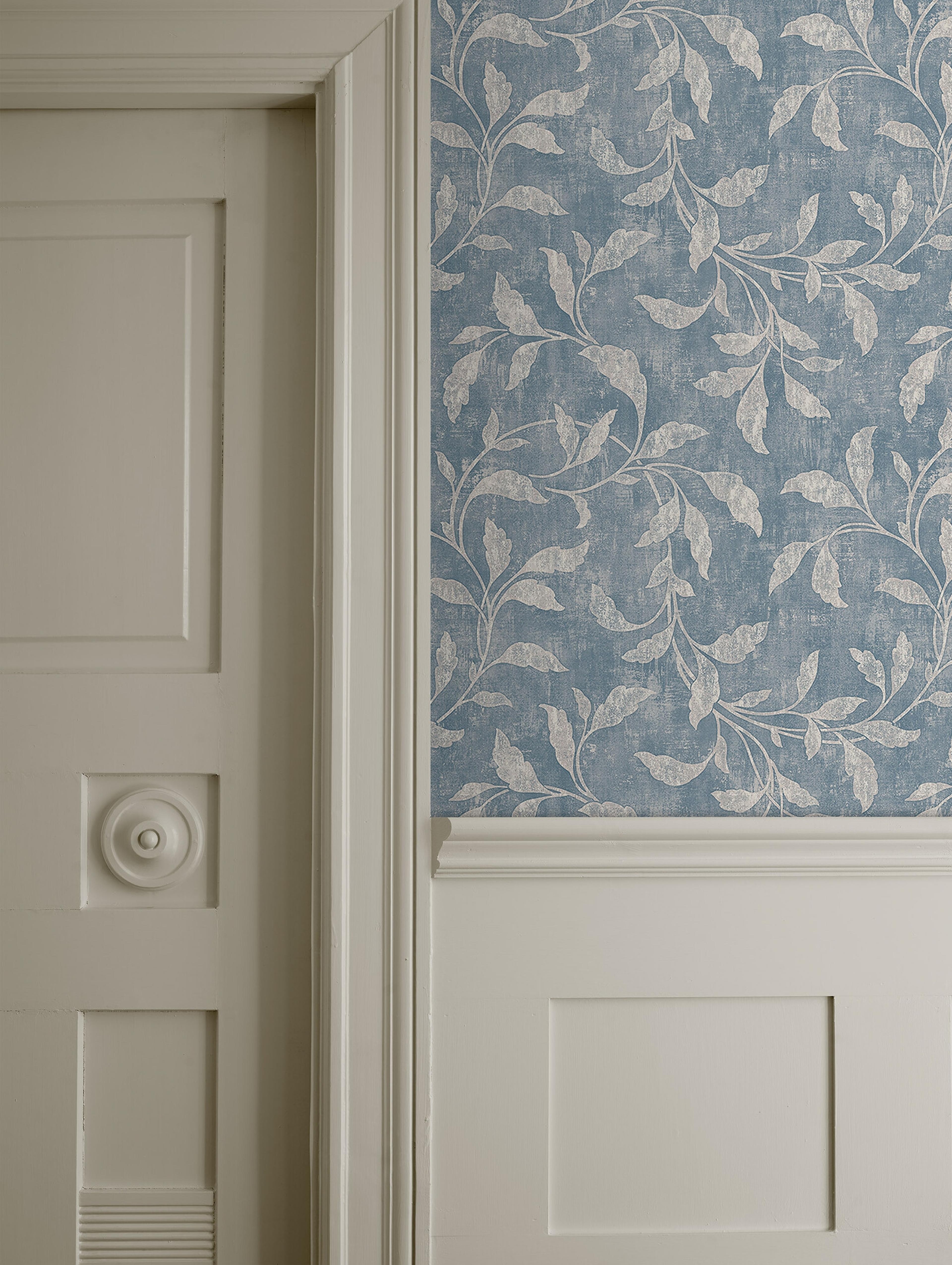 Rosewood Night tapet tapet från Boråstapeter med botaniskt mönster i blå. Från kollektionen Dreamy Escape. Nonwoven-material med rak passning. Vintage, lyx-stil. Passar i vardagsrum och matsal.