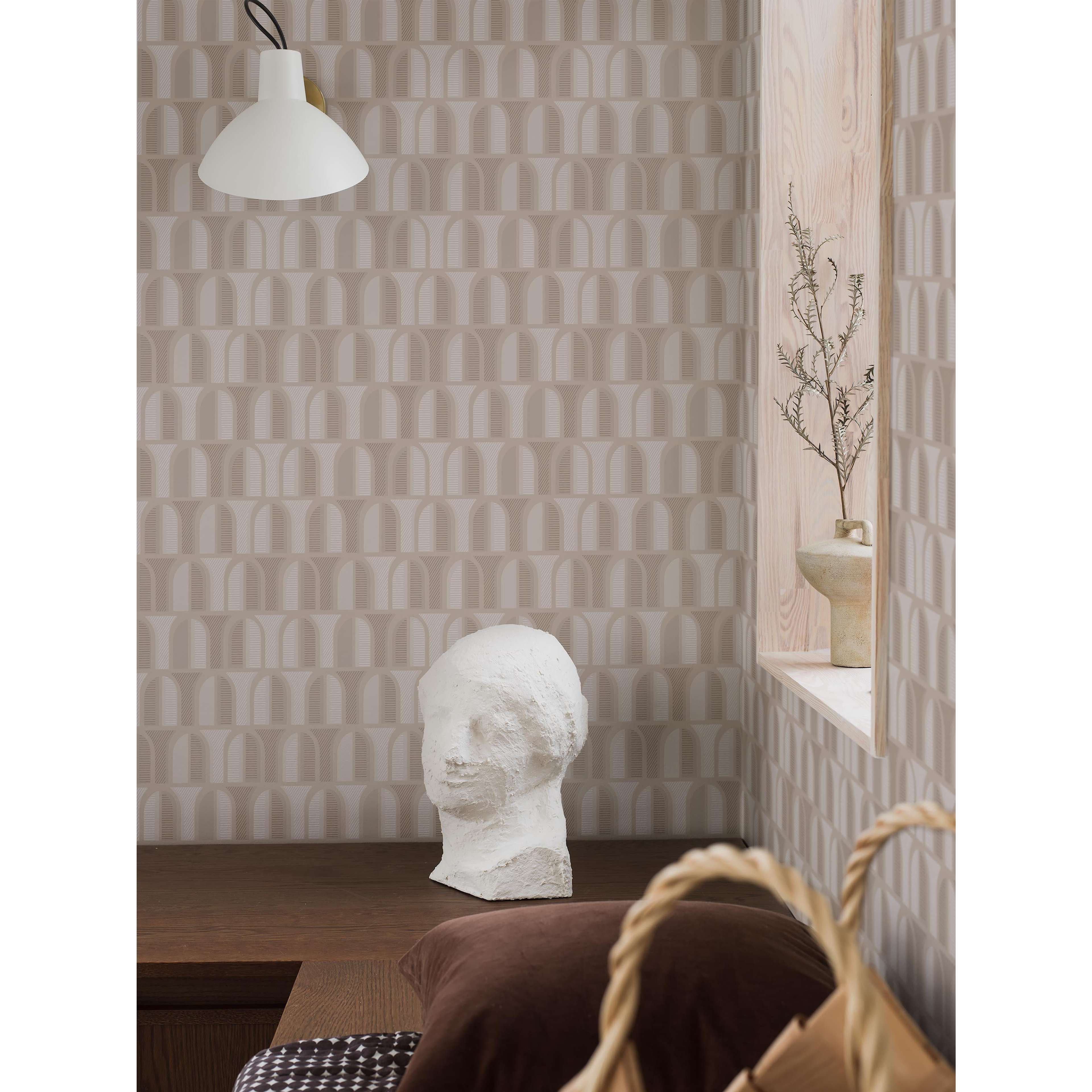Venice, tapet tapet med grafiskt mönster i beige. Från kollektionen Graphics. Nonwoven-material med rak passning. Passar i vardagsrum och hall.