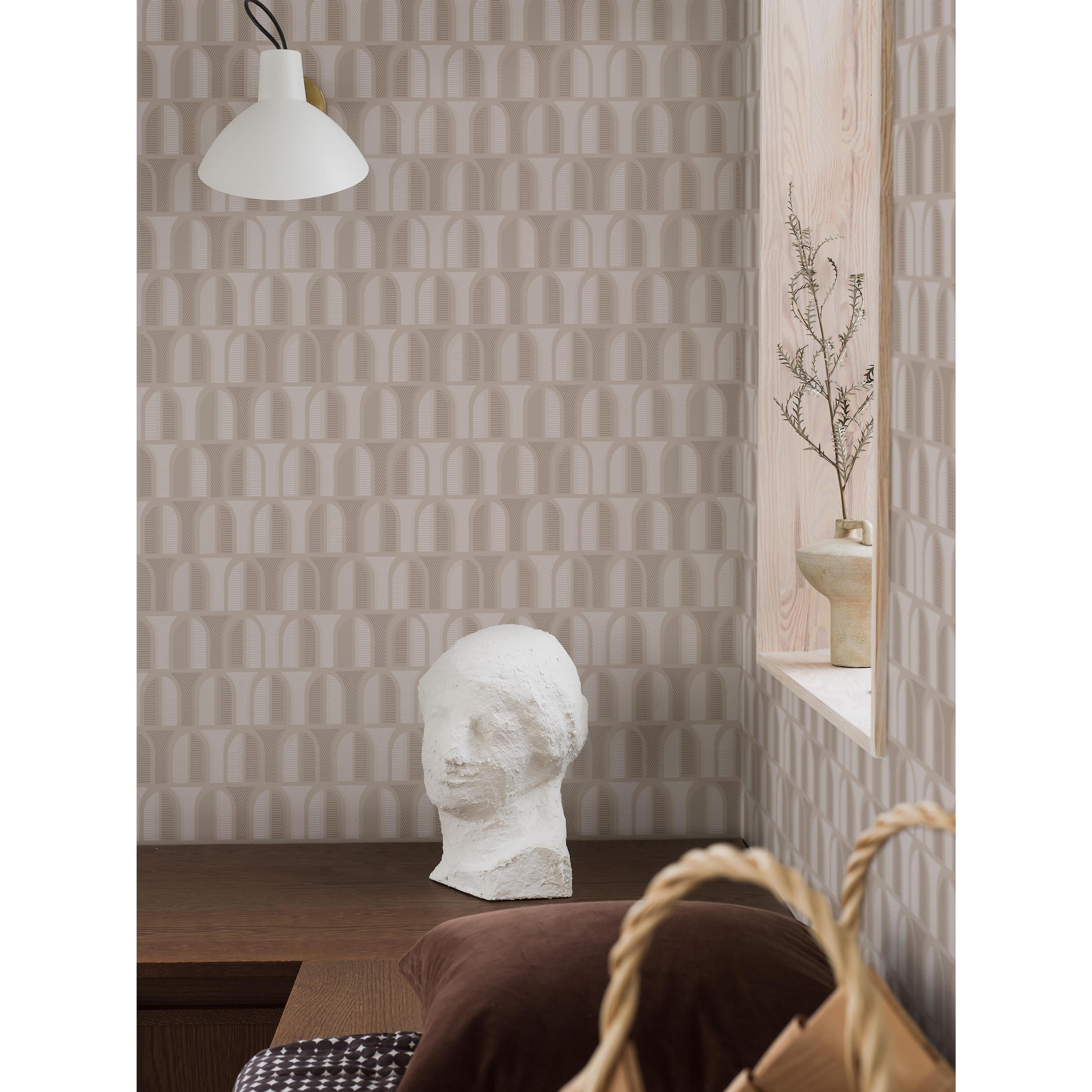 Venice, tapet tapet med grafiskt mönster i beige. Från kollektionen Graphics. Nonwoven-material med rak passning. Passar i vardagsrum och hall.