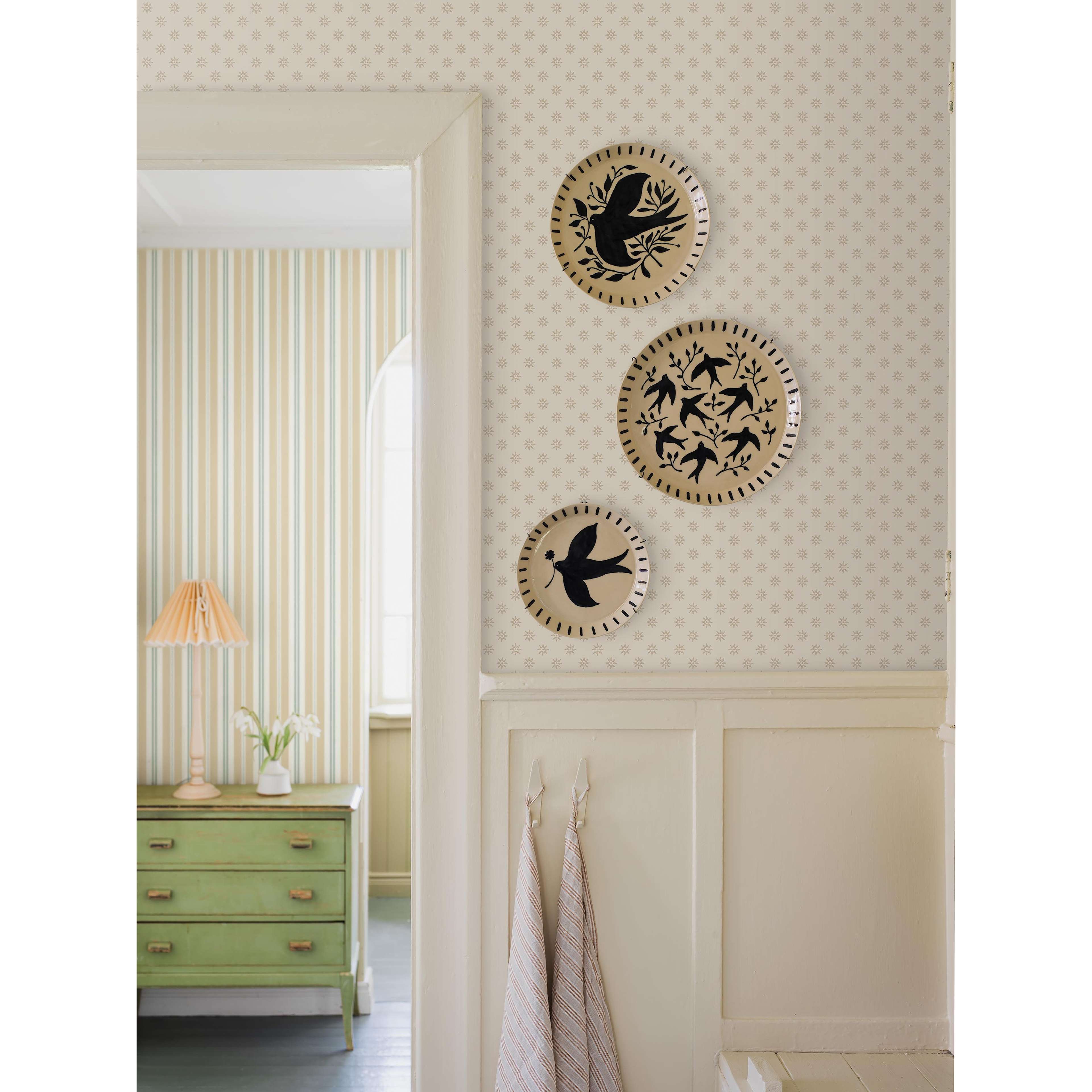 Skogsstjärna beige, tapet tapet med småmönstrat, blommigt mönster i beige. Från kollektionen Nordic Folk. Nonwoven-material med rak passning. Passar i kök.