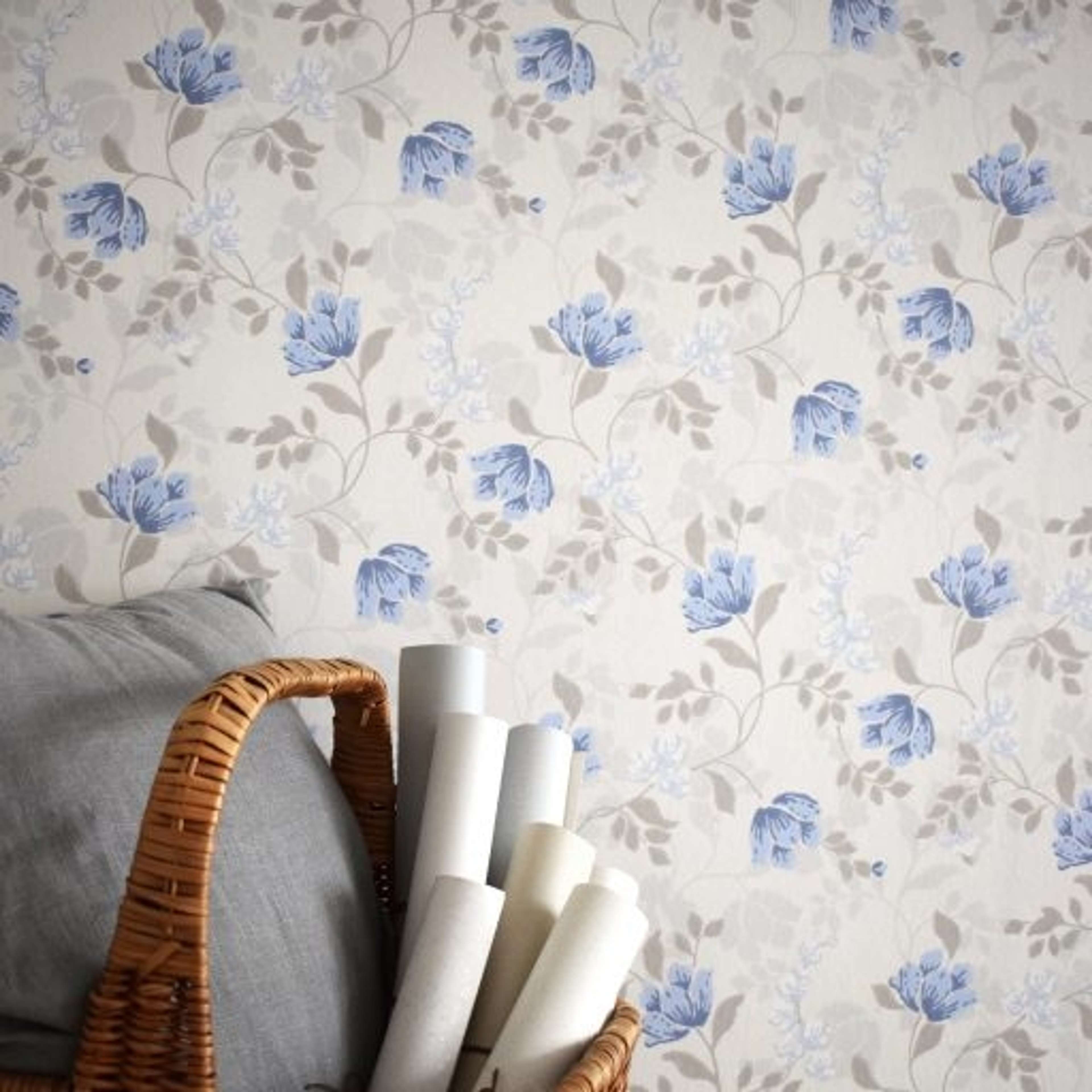 Malin, Blå tapet från duro med blommigt mönster i vit och beige. Från kollektionen Spira. Nonwoven-material med rak passning. Country, city-stil.