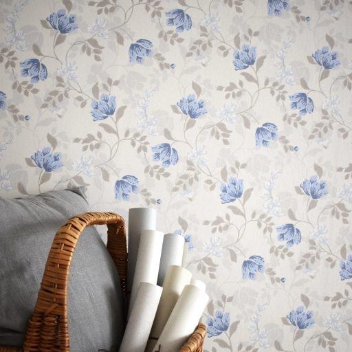 Malin, Blå tapet från duro med blommigt mönster i vit och beige. Från kollektionen Spira. Nonwoven-material med rak passning. Country, city-stil.
