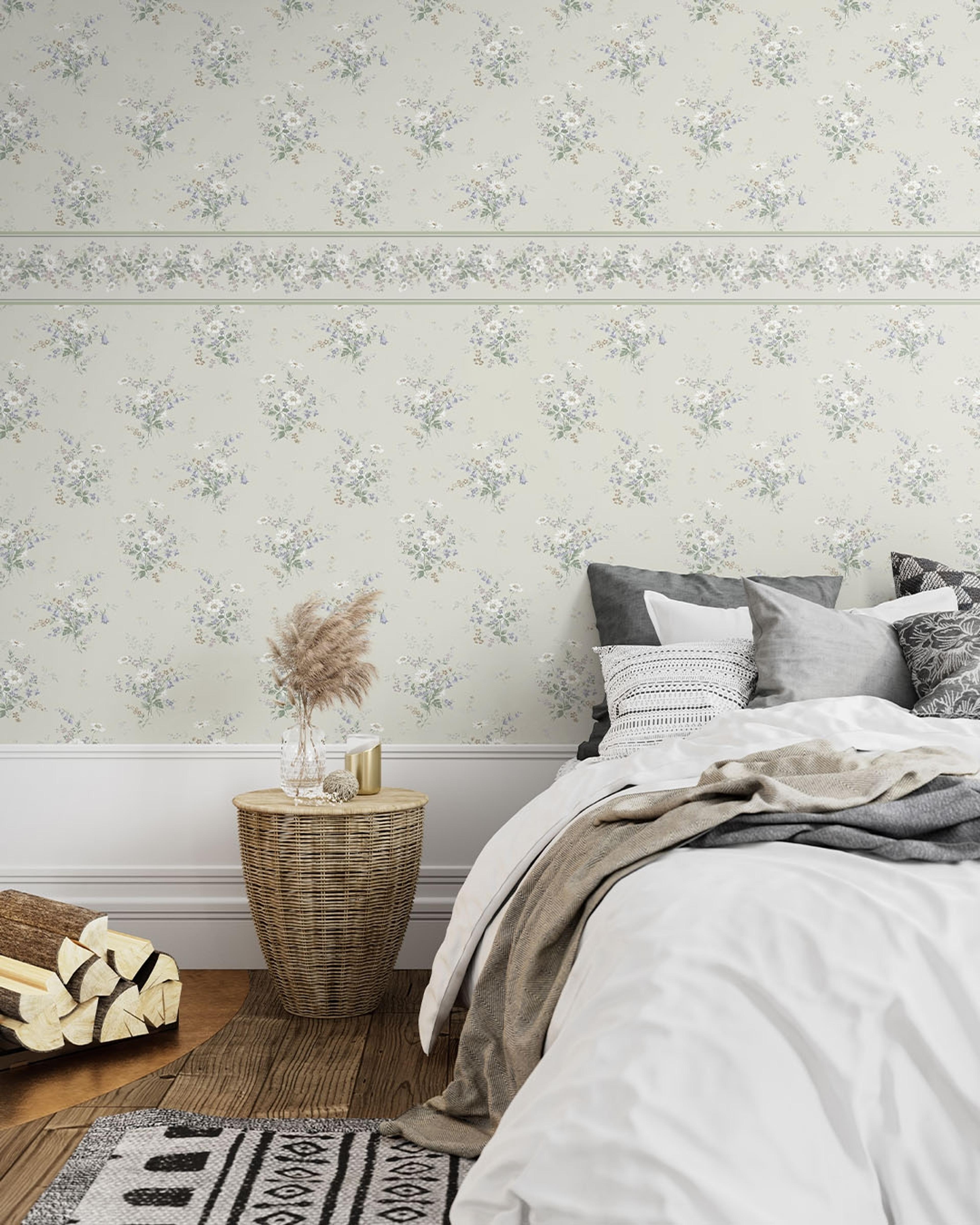 Olivia cream, tapet tapet med blommigt mönster i cream. Från kollektionen Sommaräng. Nonwoven-material med rak passning.