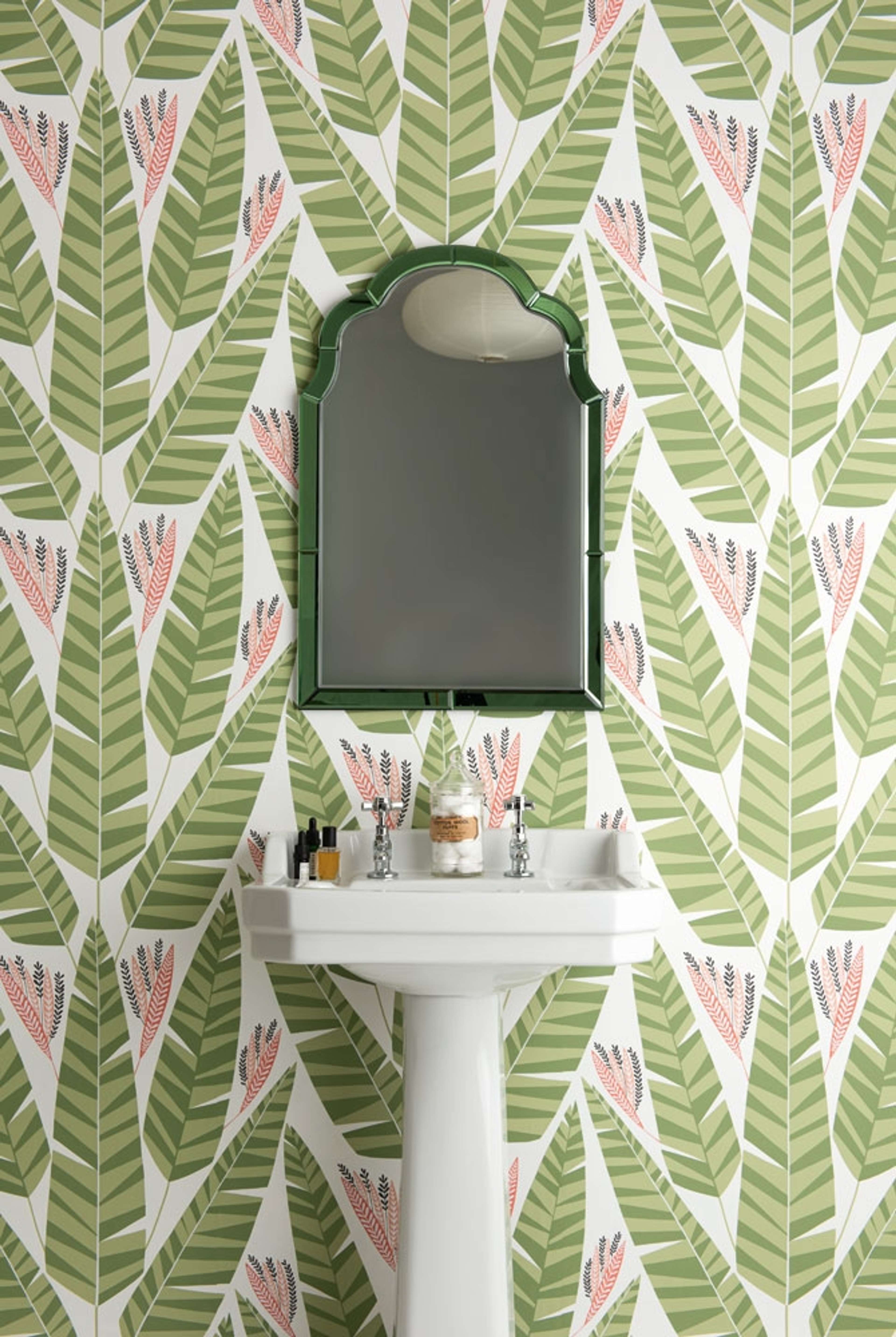 Jungle Palm tapet från Midbec med botaniskt mönster i grön. Från kollektionen Pioneer. Nonwoven-material med förskjuten passning. Vintage, lek-stil.