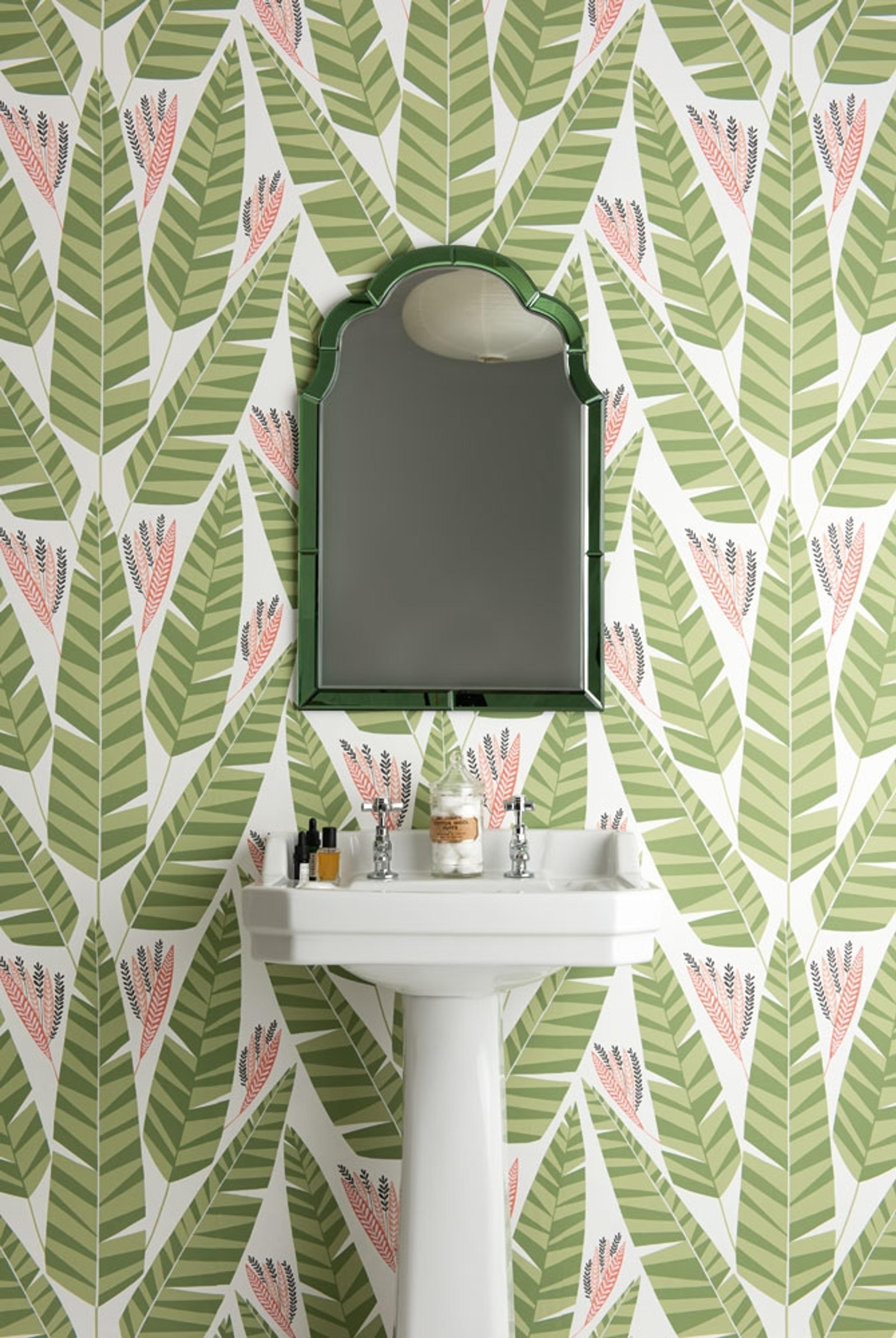Jungle Palm tapet från Midbec med botaniskt mönster i grön. Från kollektionen Pioneer. Nonwoven-material med förskjuten passning. Vintage, lek-stil.