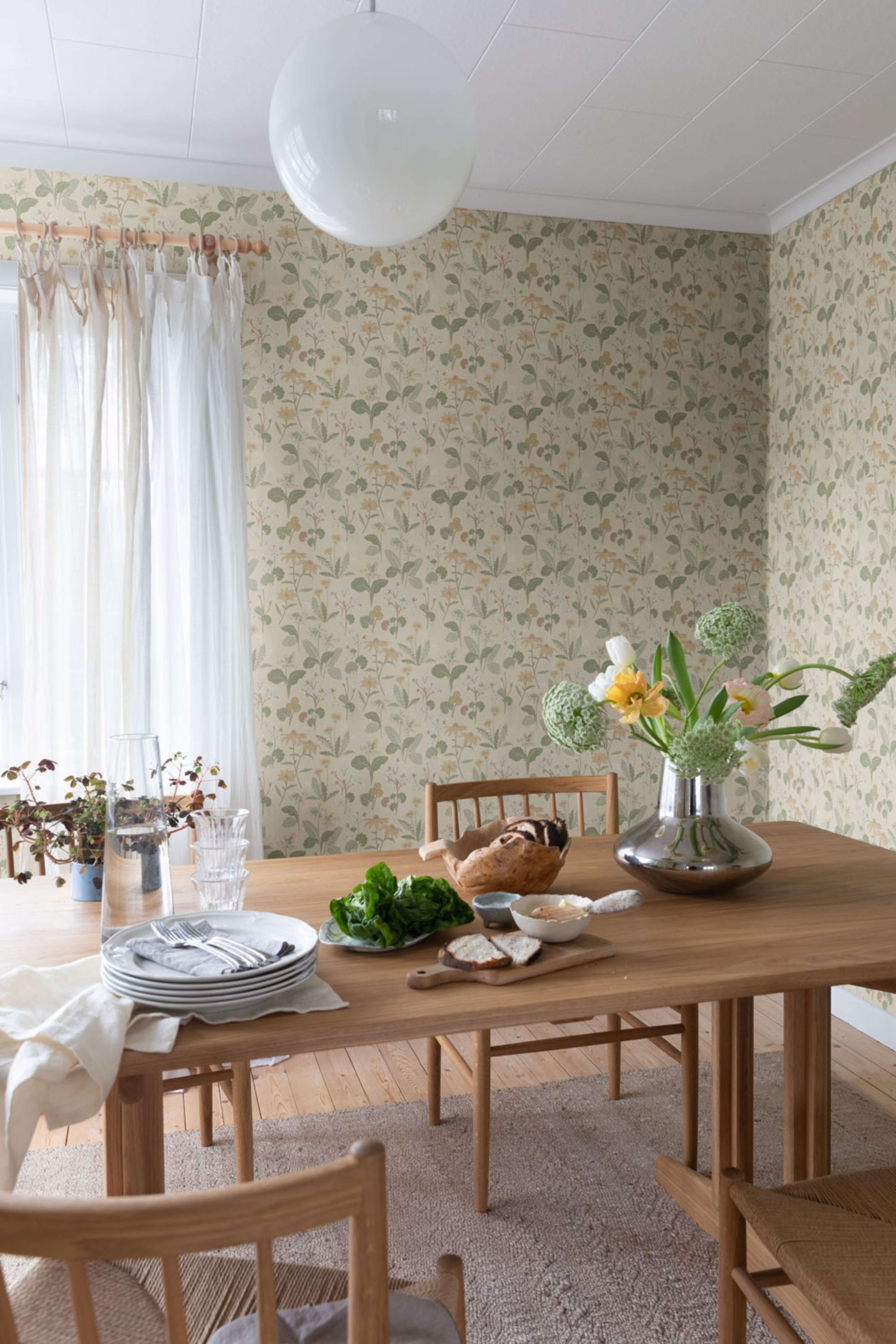 Magdalena, beige tapet tapet med blommigt mönster i beige. Från kollektionen Örtagård. Nonwoven-material med rak passning.