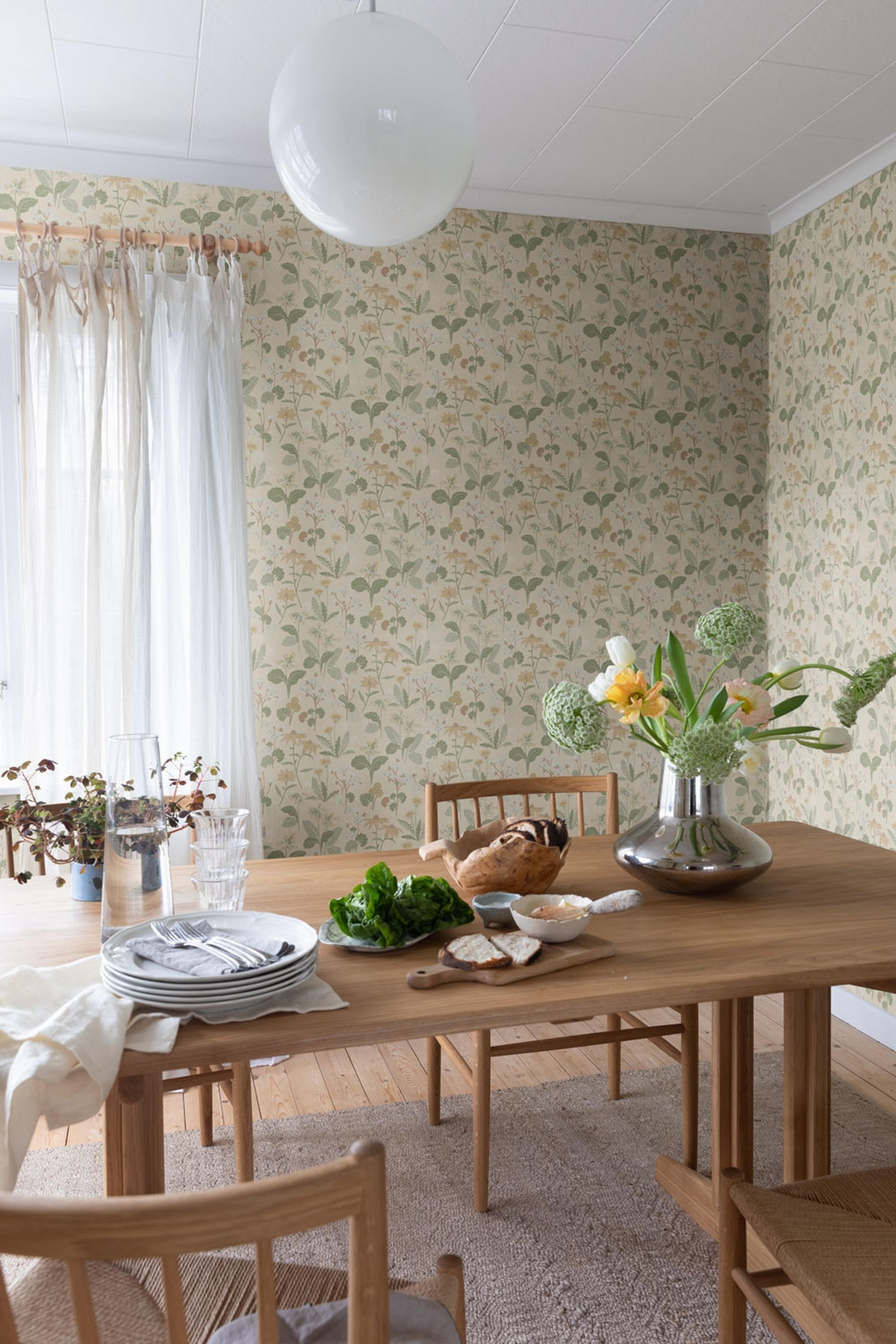 Magdalena, beige tapet tapet med blommigt mönster i beige. Från kollektionen Örtagård. Nonwoven-material med rak passning.