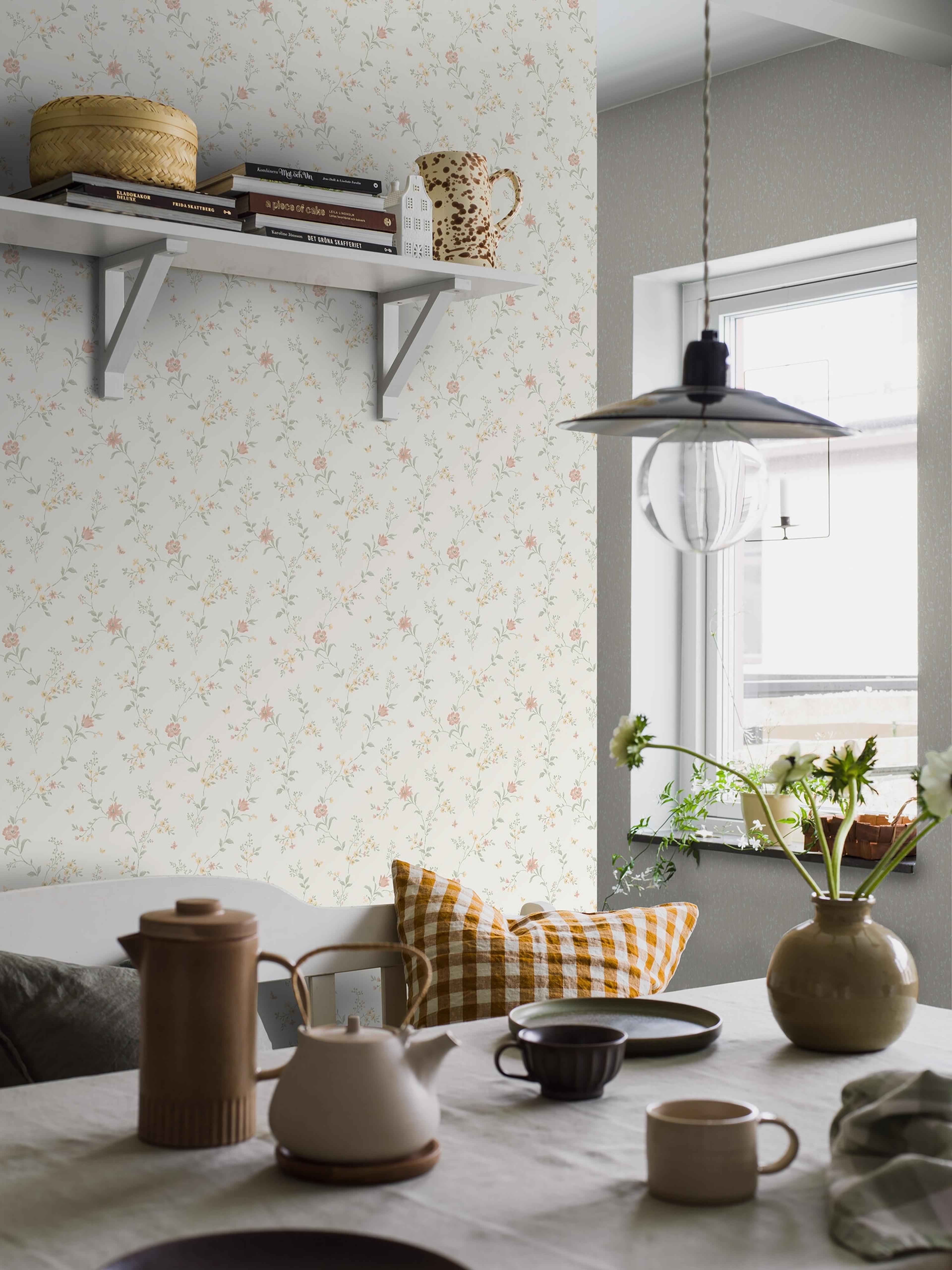 Viktoria 38755, tapet tapet med blommigt mönster i cream. Från kollektionen Borosan Hem. Nonwoven-material med rak passning.