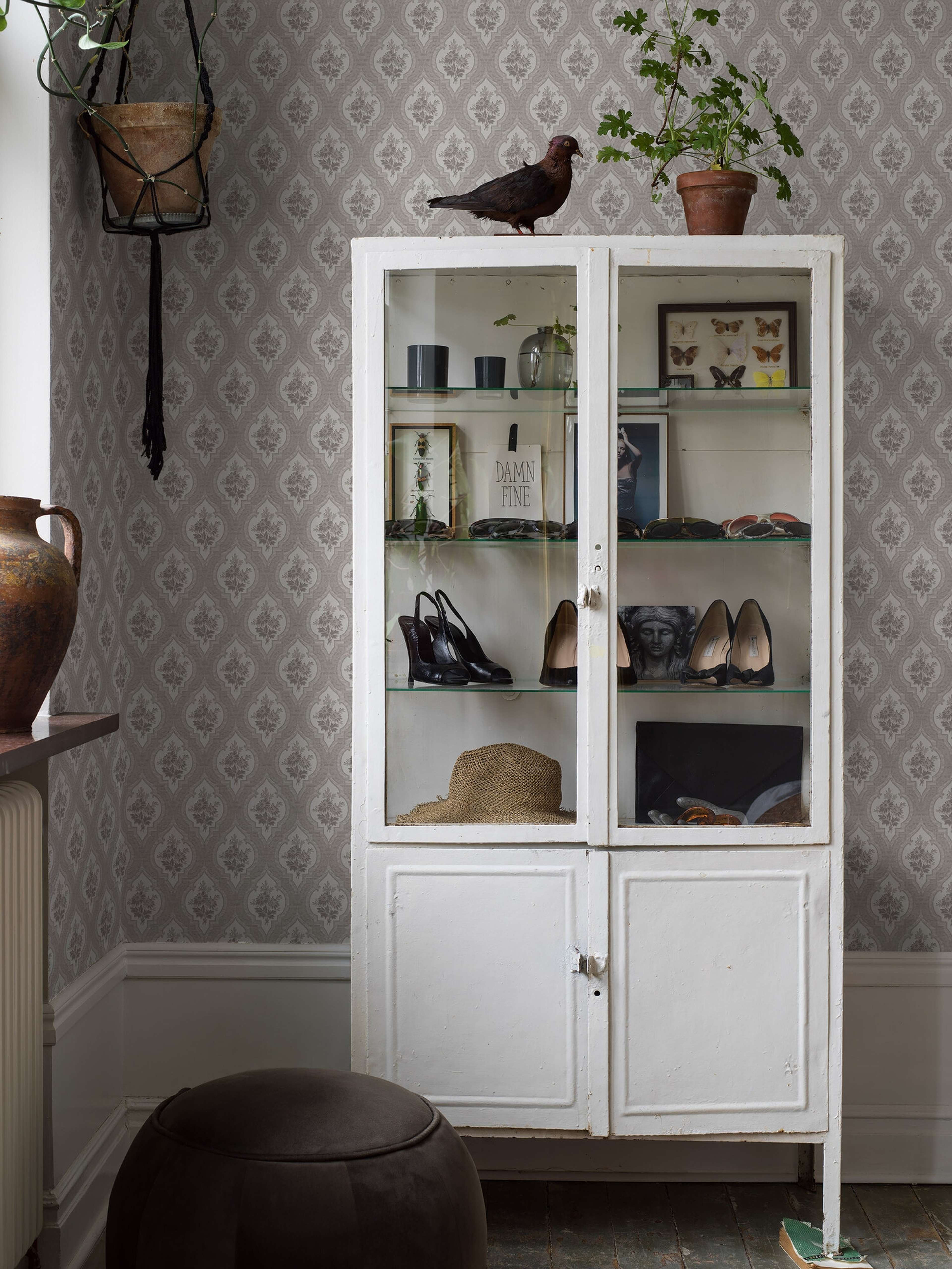 Eternal Flower tapet tapet med blommigt, trellis mönster i beige. Från kollektionen Dreamy Escape. Nonwoven-material med förskjuten passning. Passar i vardagsrum och matsal.
