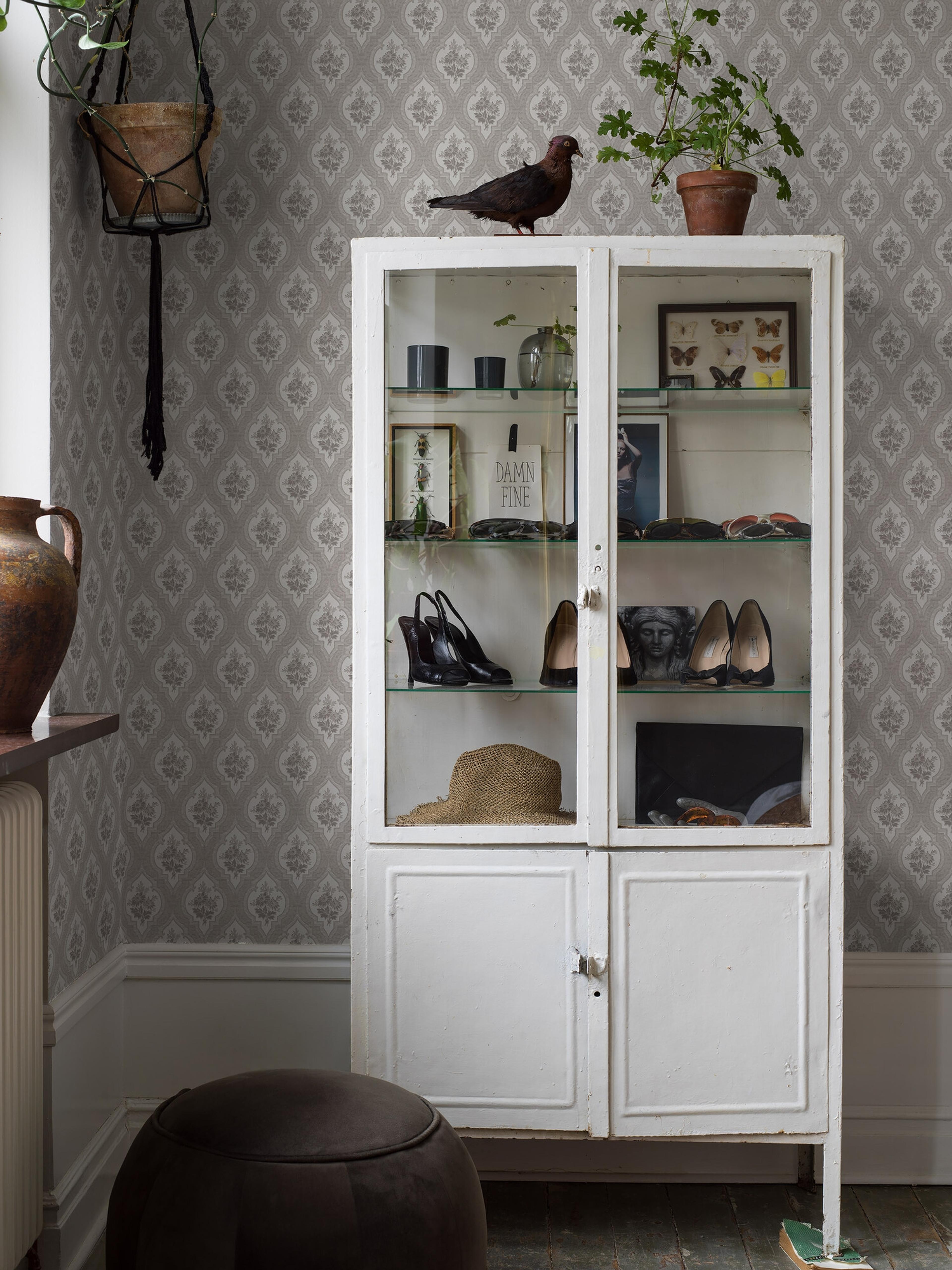 Eternal Flower tapet tapet med blommigt, trellis mönster i beige. Från kollektionen Dreamy Escape. Nonwoven-material med förskjuten passning. Passar i vardagsrum och matsal.