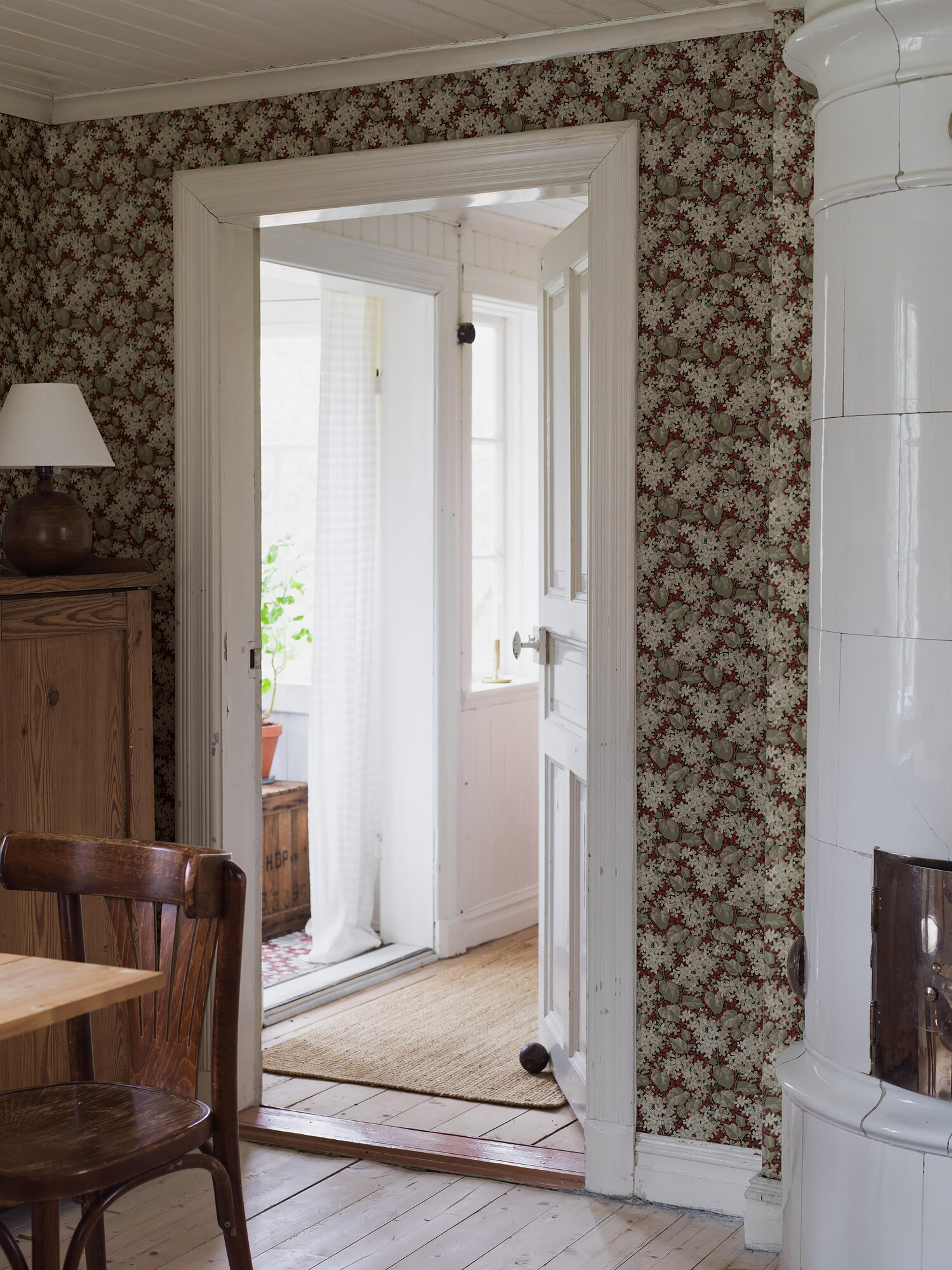Aratorp tapet med blommigt mönster i röd. Från kollektionen Alla Tiders Hus. Nonwoven-material med förskjuten passning. Passar i vardagsrum, matsal och kök.