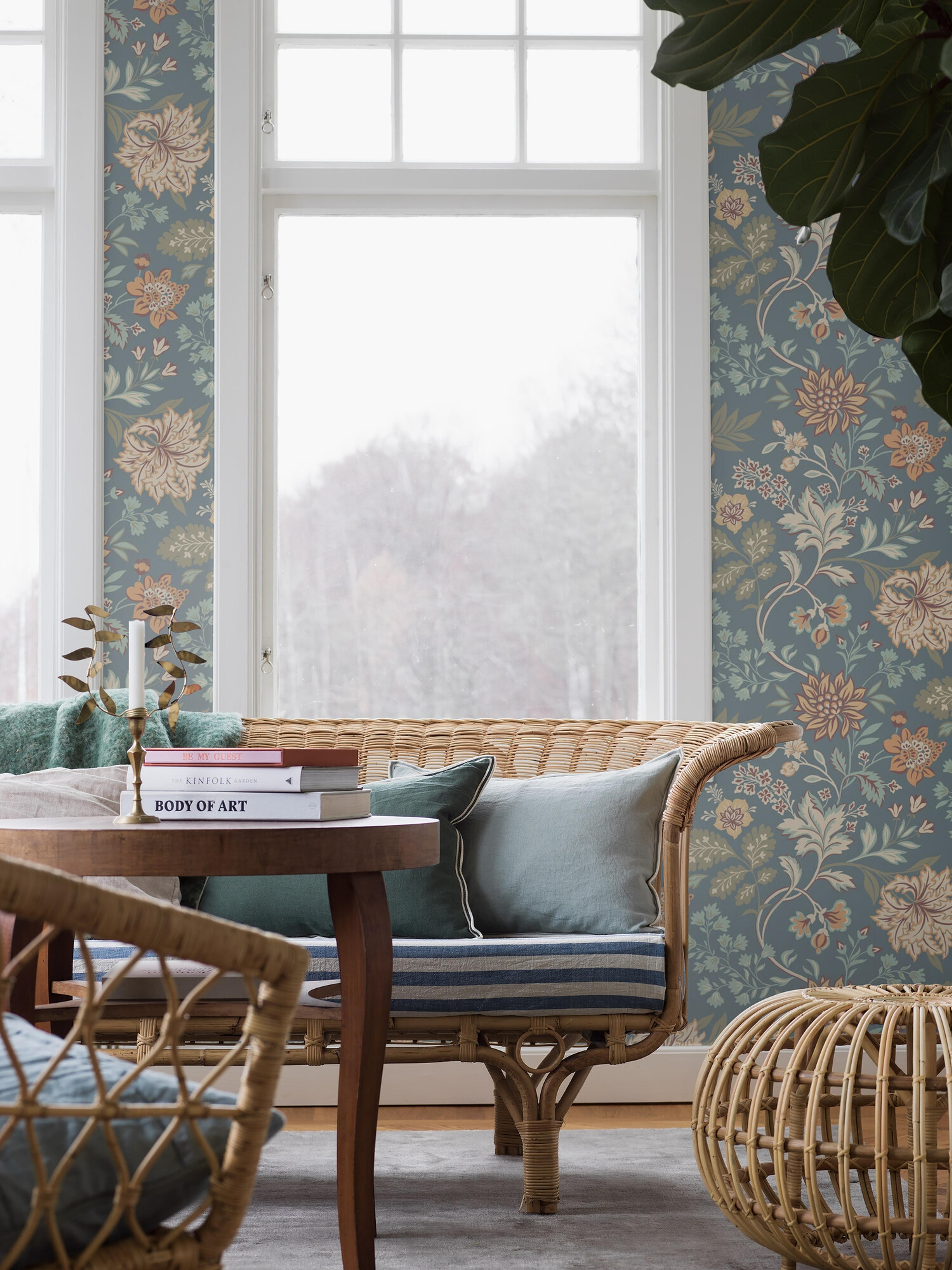 Alicia, dimblå tapet med blommigt mönster i blå. Från kollektionen Vårt Arkiv. Nonwoven-material med förskjuten passning. Country-stil.